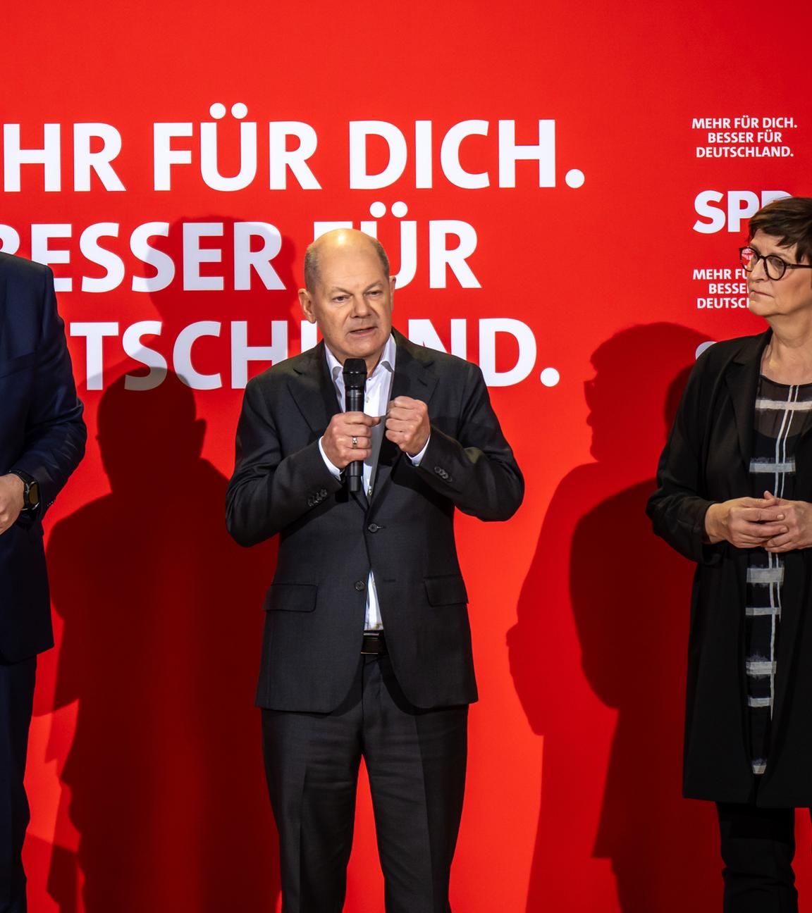 Berlin: Bundeskanzler Olaf Scholz (SPD), steht zwischen Saskia Esken (r), SPD-Bundesvorsitzende, Lars Klingbeil, SPD-Bundesvorsitzender, bei der Vorstellung des Entwurf für das SPD Wahlprogramm für die Bundestagswahl 2025.