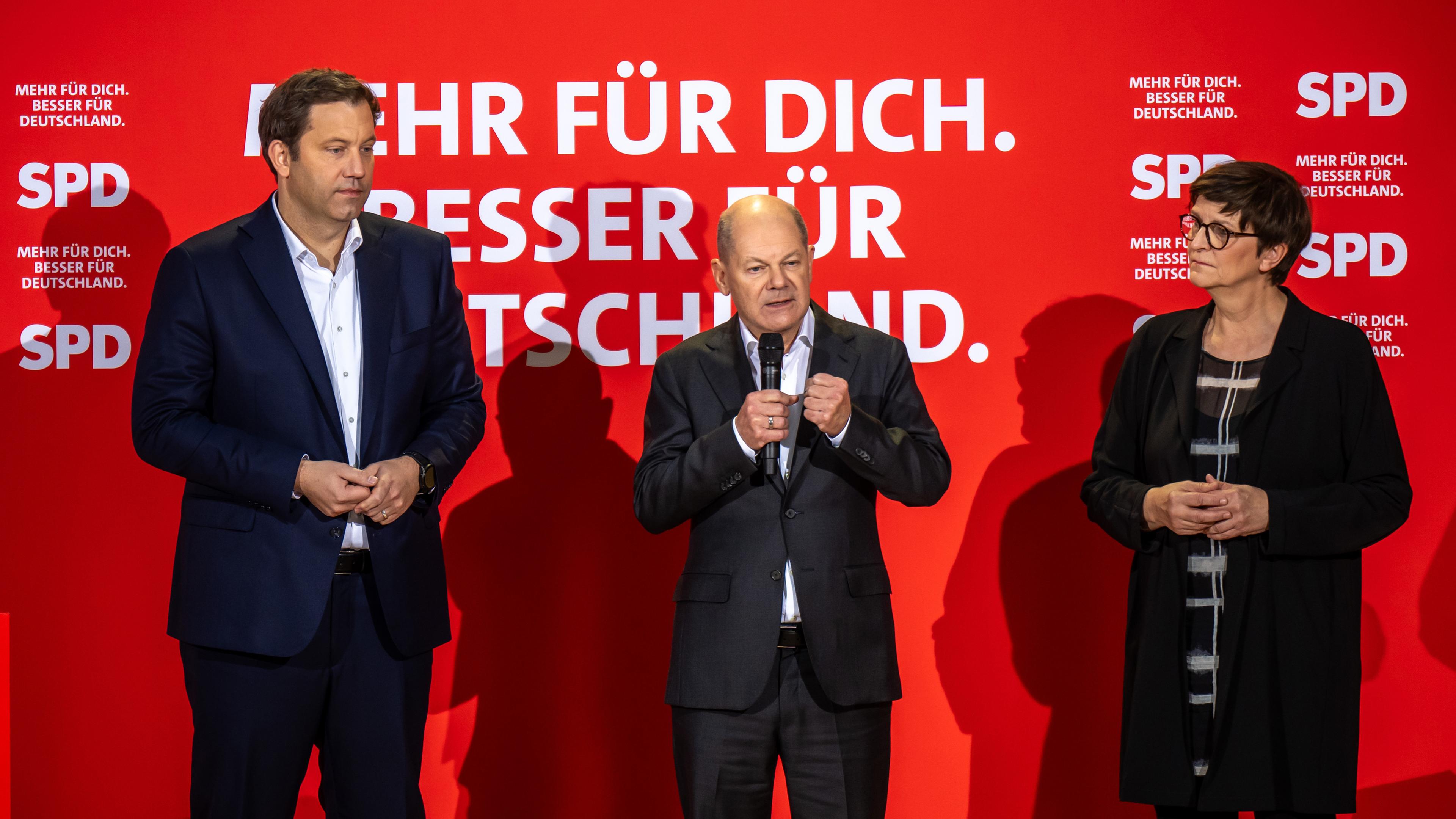 Berlin: Bundeskanzler Olaf Scholz (SPD), steht zwischen Saskia Esken (r), SPD-Bundesvorsitzende, Lars Klingbeil, SPD-Bundesvorsitzender, bei der Vorstellung des Entwurf für das SPD Wahlprogramm für die Bundestagswahl 2025.