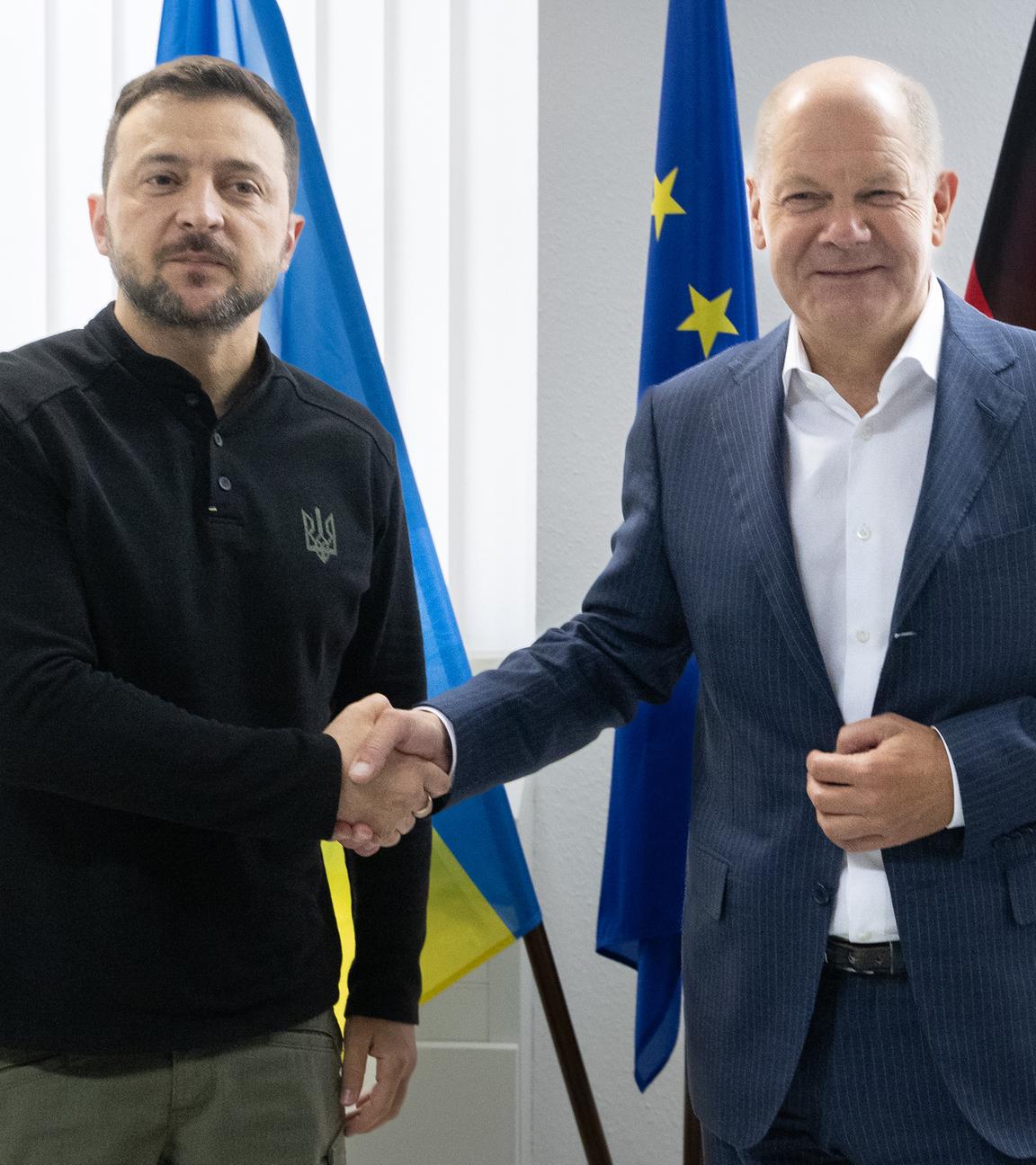 Hessen, Frankfurt/Main: Bundeskanzler Olaf Scholz (SPD, r) und Wolodymyr Selenskyj, Präsident der Ukraine, treffen sich zu einem bilateralen Gespräch auf dem Flughafen in Frankfurt.