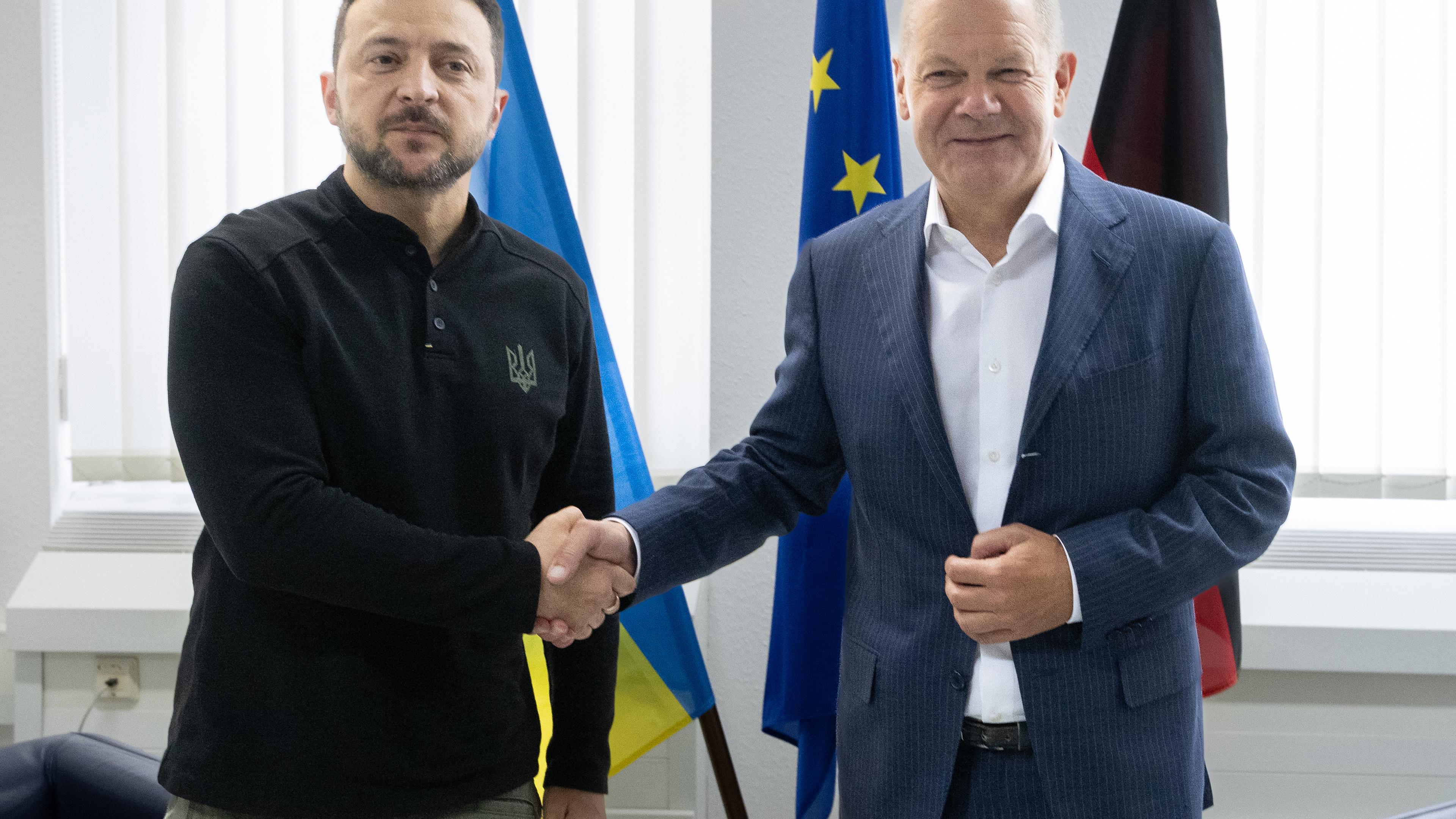 Hessen, Frankfurt/Main: Bundeskanzler Olaf Scholz (SPD, r) und Wolodymyr Selenskyj, Präsident der Ukraine, treffen sich zu einem bilateralen Gespräch auf dem Flughafen in Frankfurt.