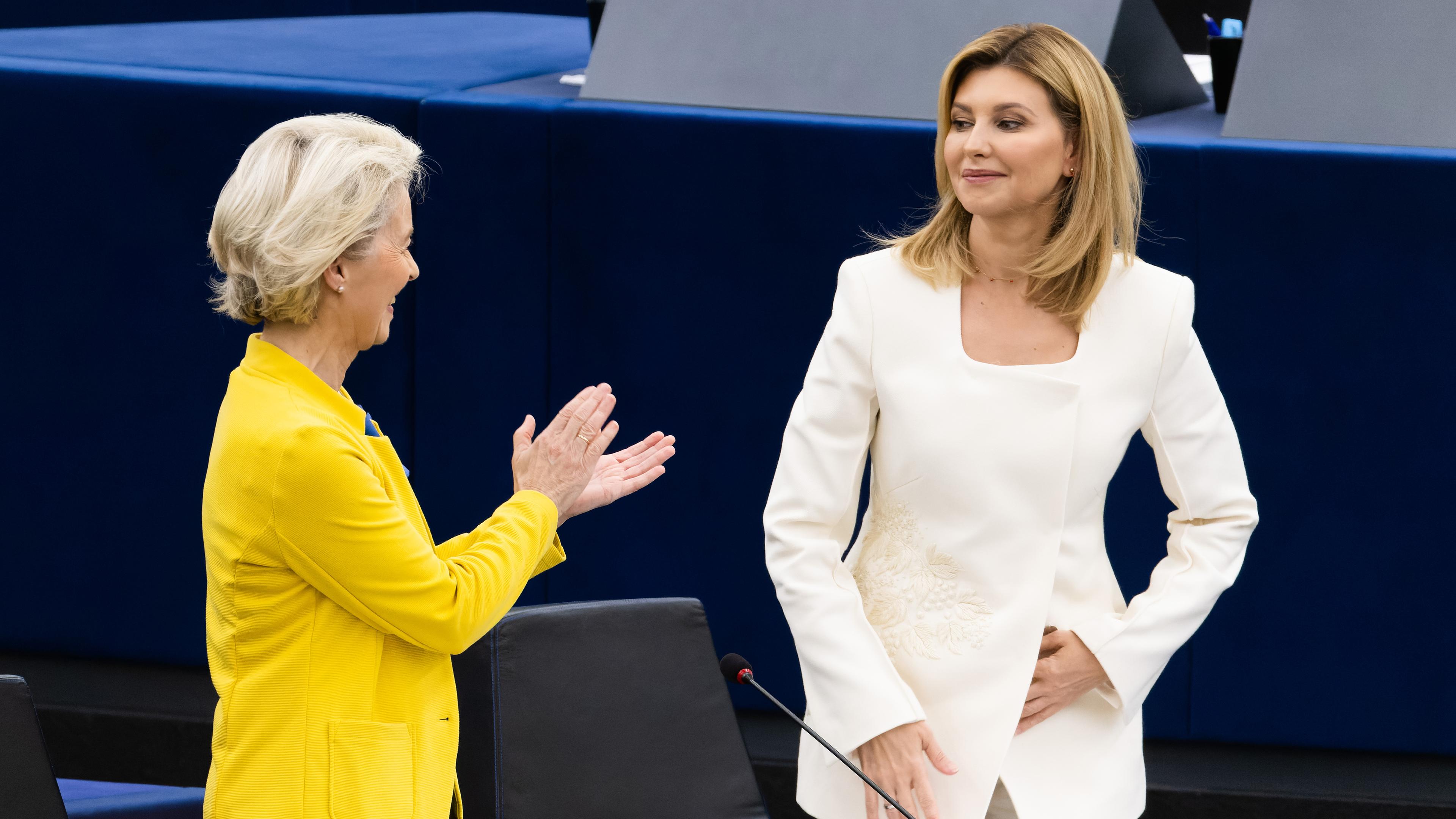 Olena Selenska, die First Lady der Ukraine, wird von Ursula von der Leyen im Europaparlamet der EU empfangen und beklatscht.