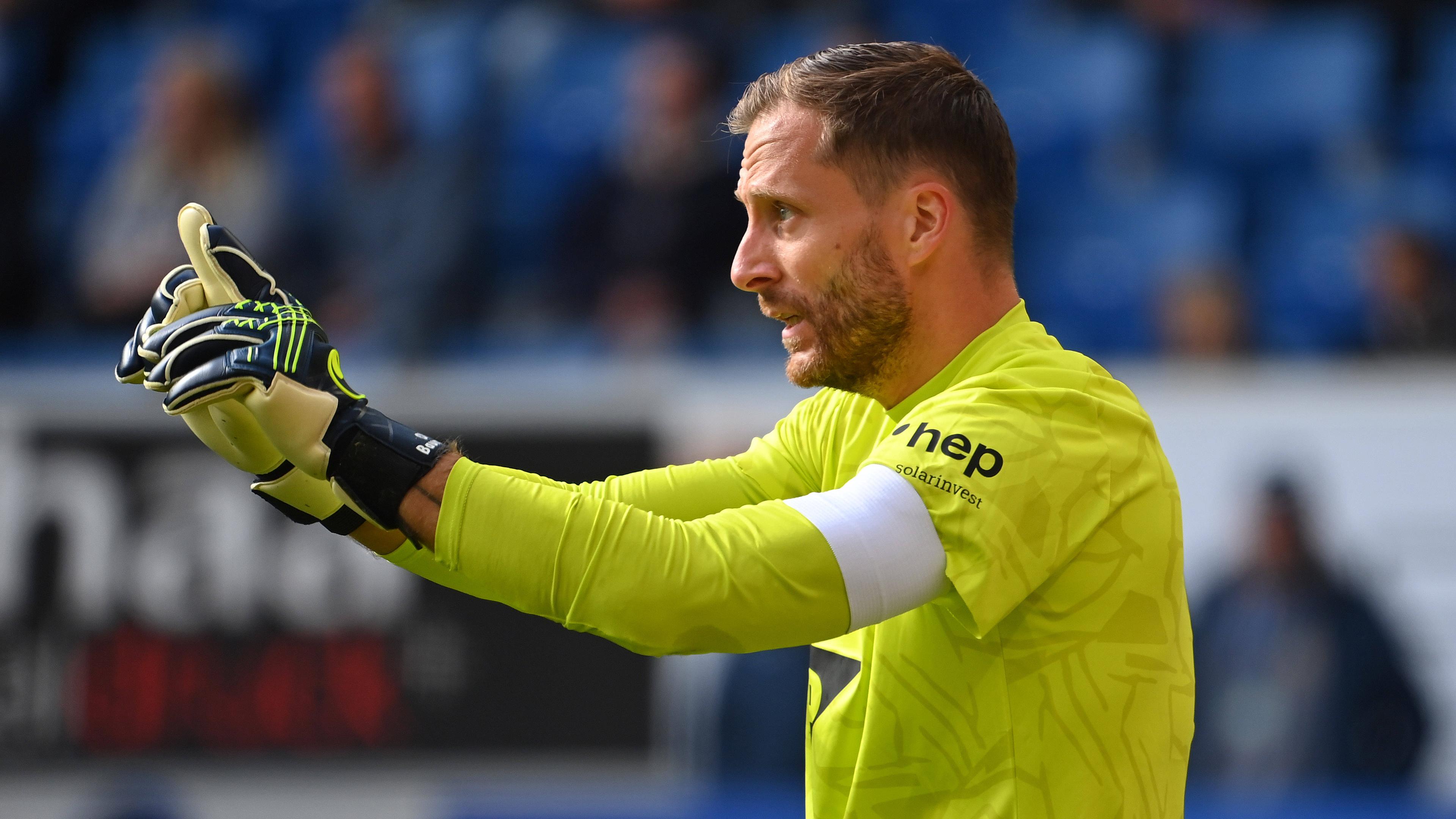 Oliver Baumann, goleiro do 1899 Hoffenheim, dá instruções no jogo da Bundesliga contra o Bayer 04 Leverkusen em 14 de setembro de 2024