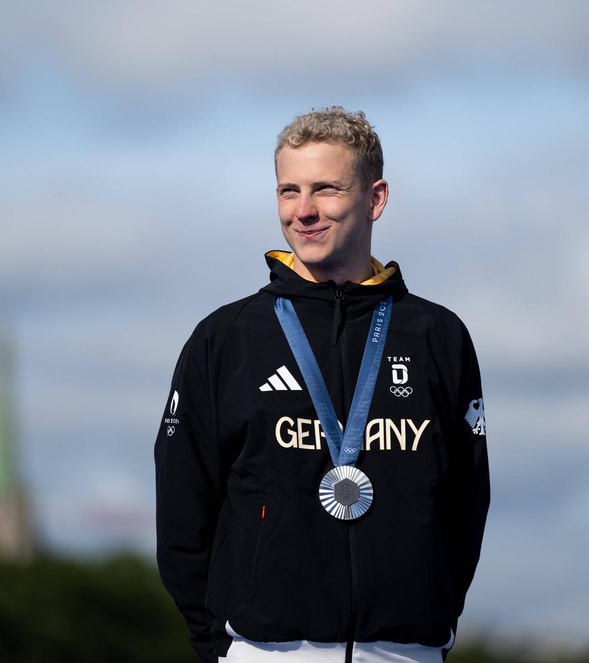 Oliver Klemet (Deutschland) jubelt bei der Siegerehrung auf dem Podium ueber Platz 2 und die Silber Medaille