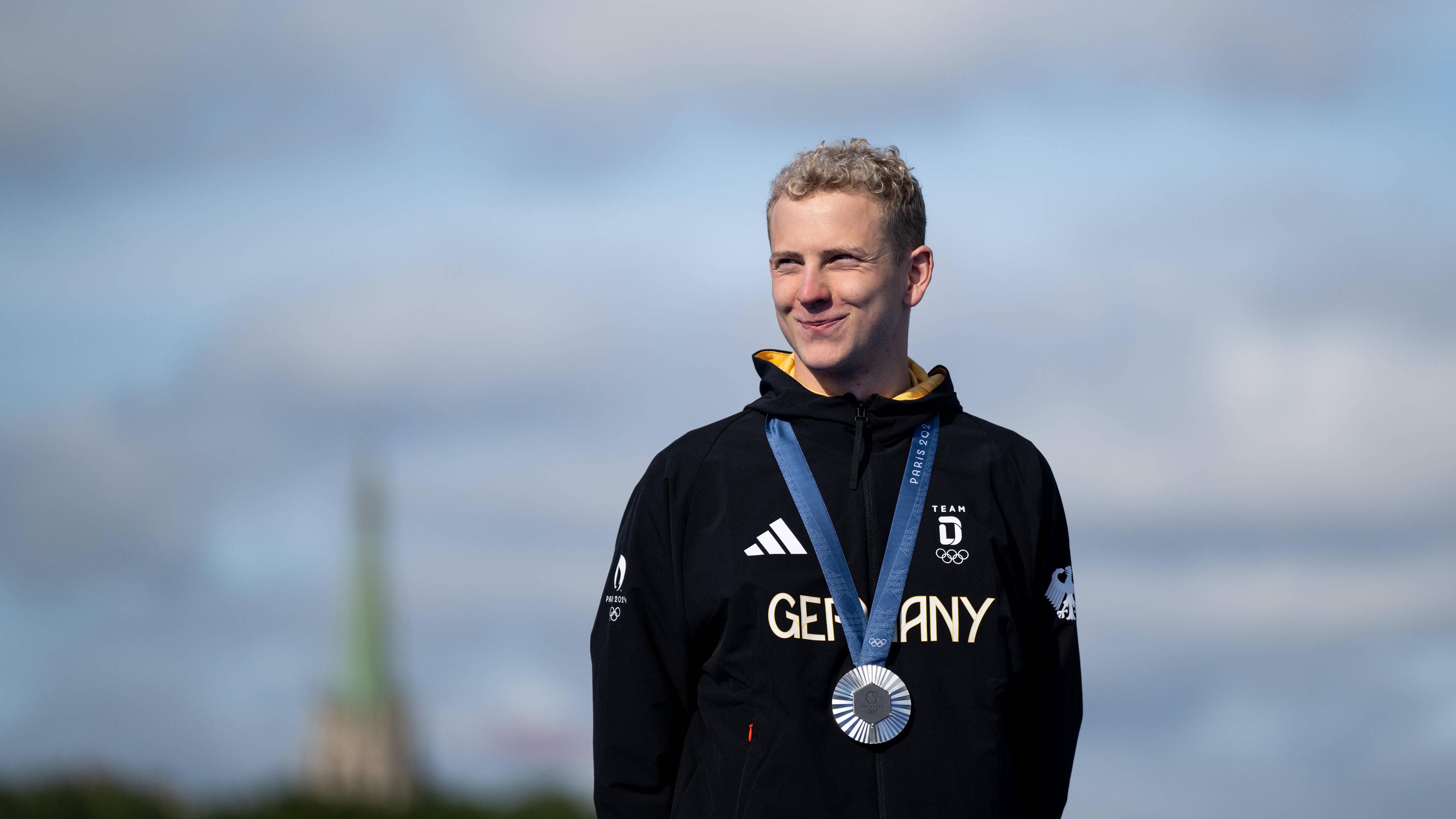 Oliver Klemet (Deutschland) jubelt bei der Siegerehrung auf dem Podium ueber Platz 2 und die Silber Medaille