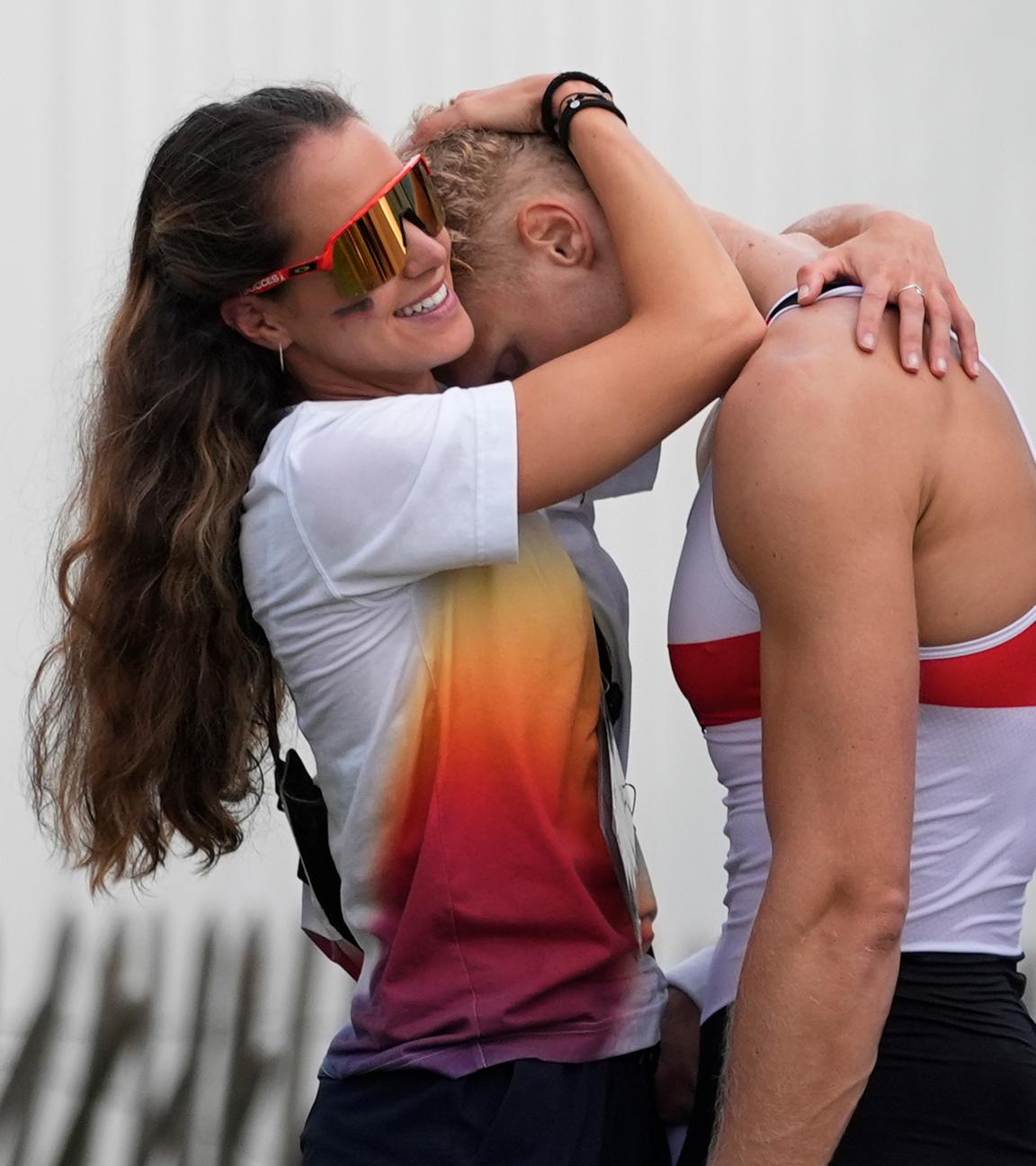 Oliver Zeidler aus Deutschland feiert seine Goldmedaille mit seiner Freundin Sofia Meakin. 