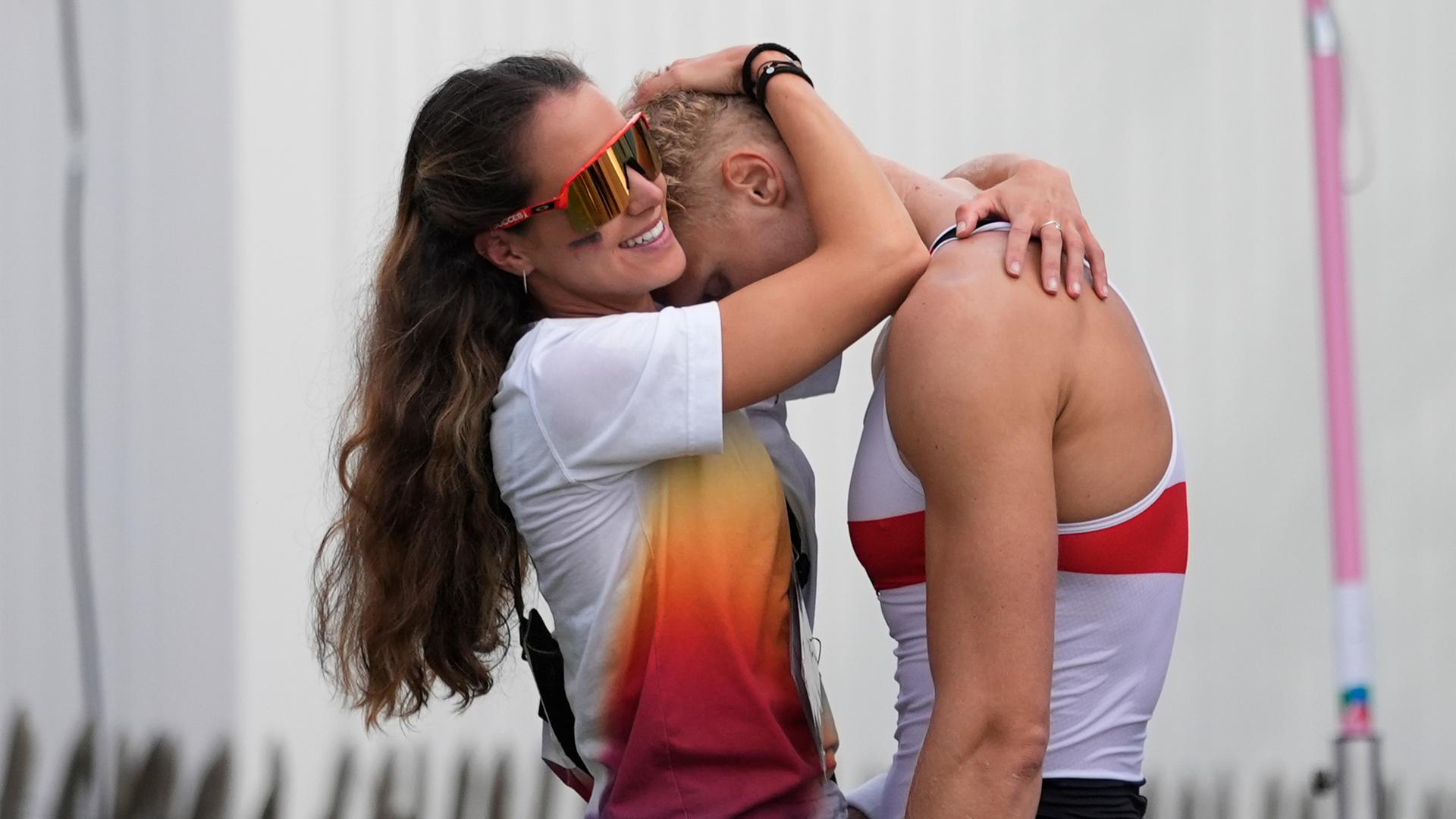 Oliver Zeidler aus Deutschland feiert seine Goldmedaille mit seiner Freundin Sofia Meakin. 