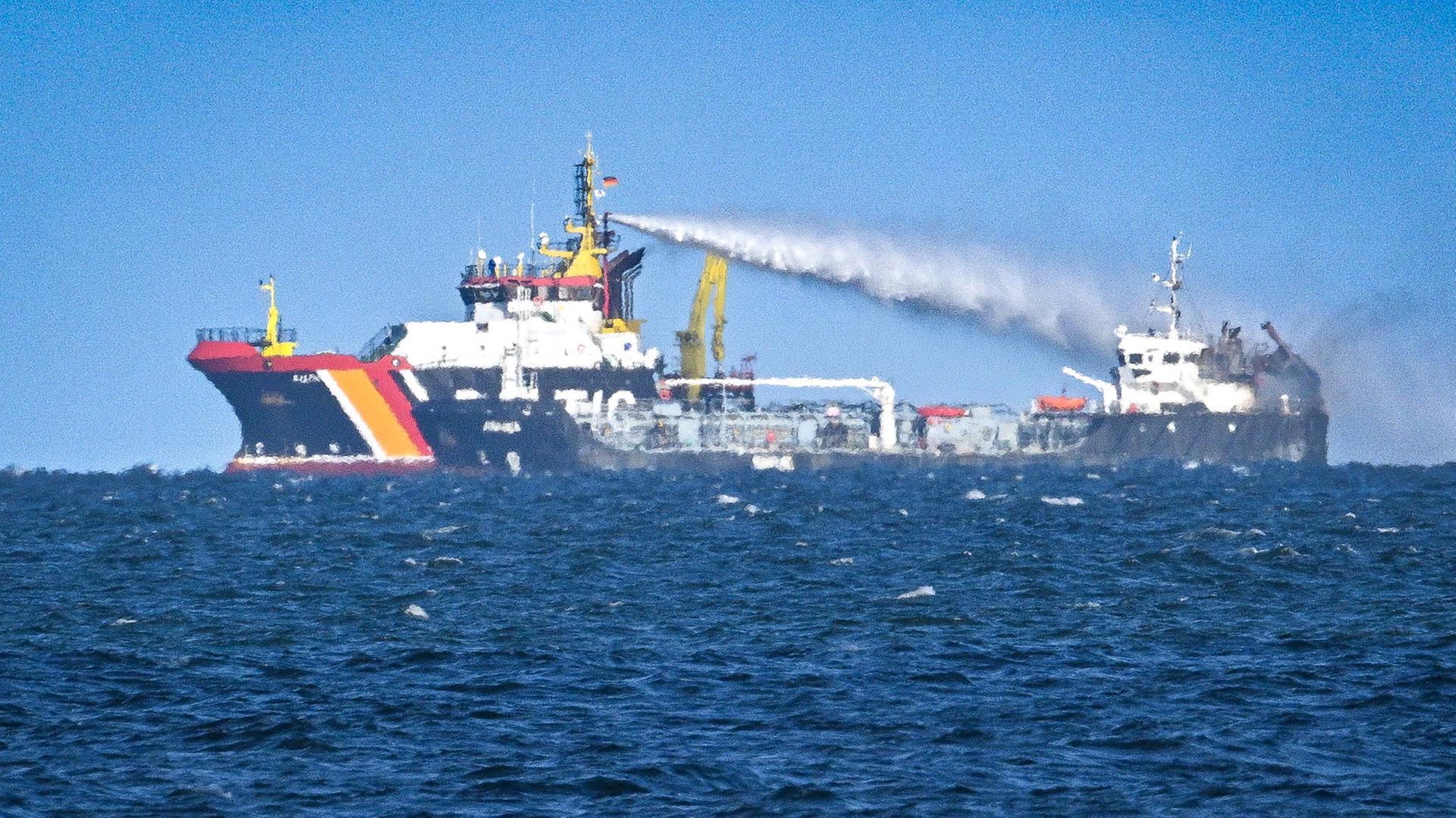 Öltanker brennt vor Kühlungsborn in der Ostsee Der Öltanker Annika brennt vor Kühlungsborn in der Ostsee. Etwa 640 Tonnen Schweröl befinden sich auf dem unter deutscher Flagge fahrenden Schiff, der Unglücksort liegt zwischen Kühlungsborn und Warnemünde.