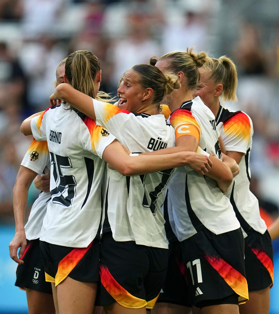 Deutschlands Spielerinnen bejubeln das Tor zum 1:0 gegen Australien.