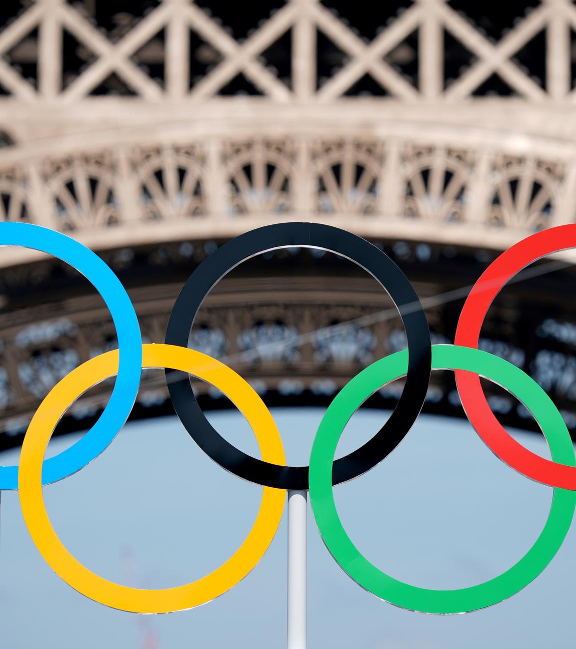 Blick auf die olympischen Ringe mit dem Eiffelturm.