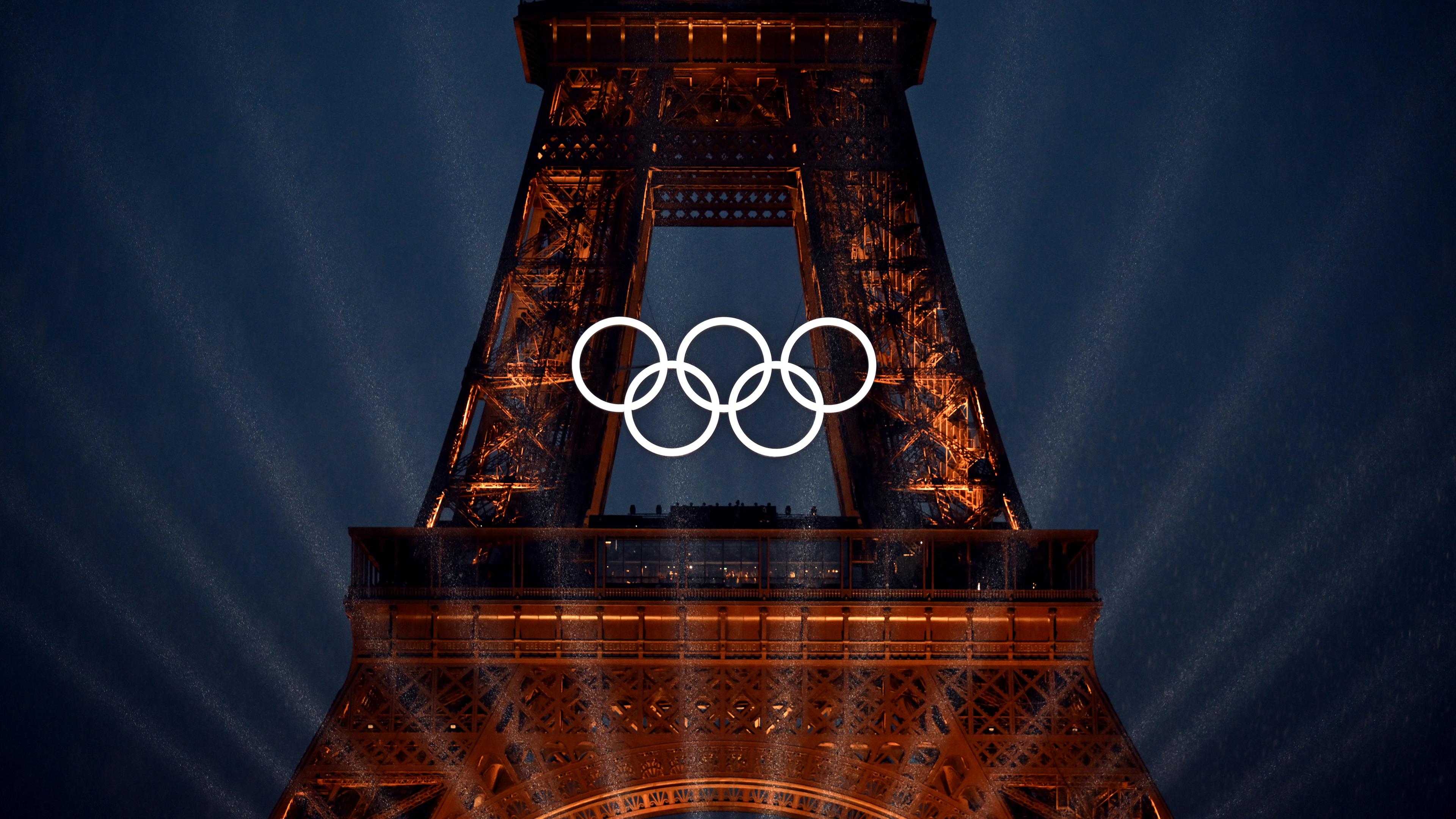 Frankreich, Paris: Ein Blick auf den Eiffelturm und die Olympischen Ringe während der Eröffnungsfeier