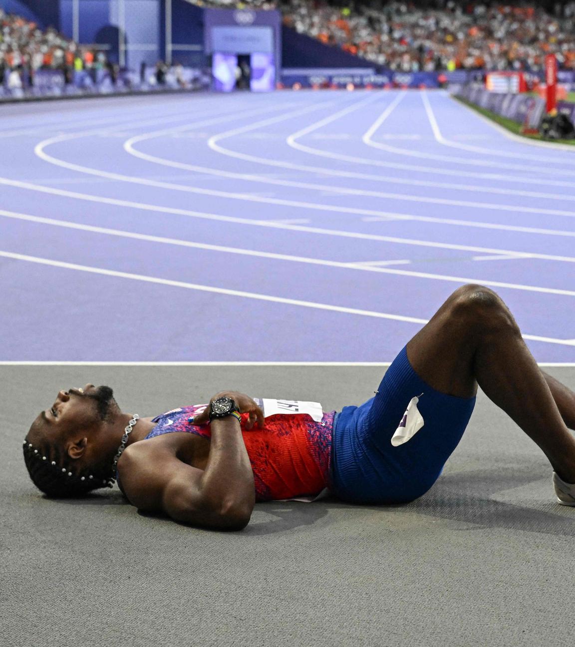 Der US-Amerikaner Noah Lyles reagiert, nachdem er am 8. August 2024 im Stade de France in Saint-Denis nördlich von Paris im 200-m-Finale der Männer der Leichtathletik bei den Olympischen Spielen 2024 in Paris angetreten ist.