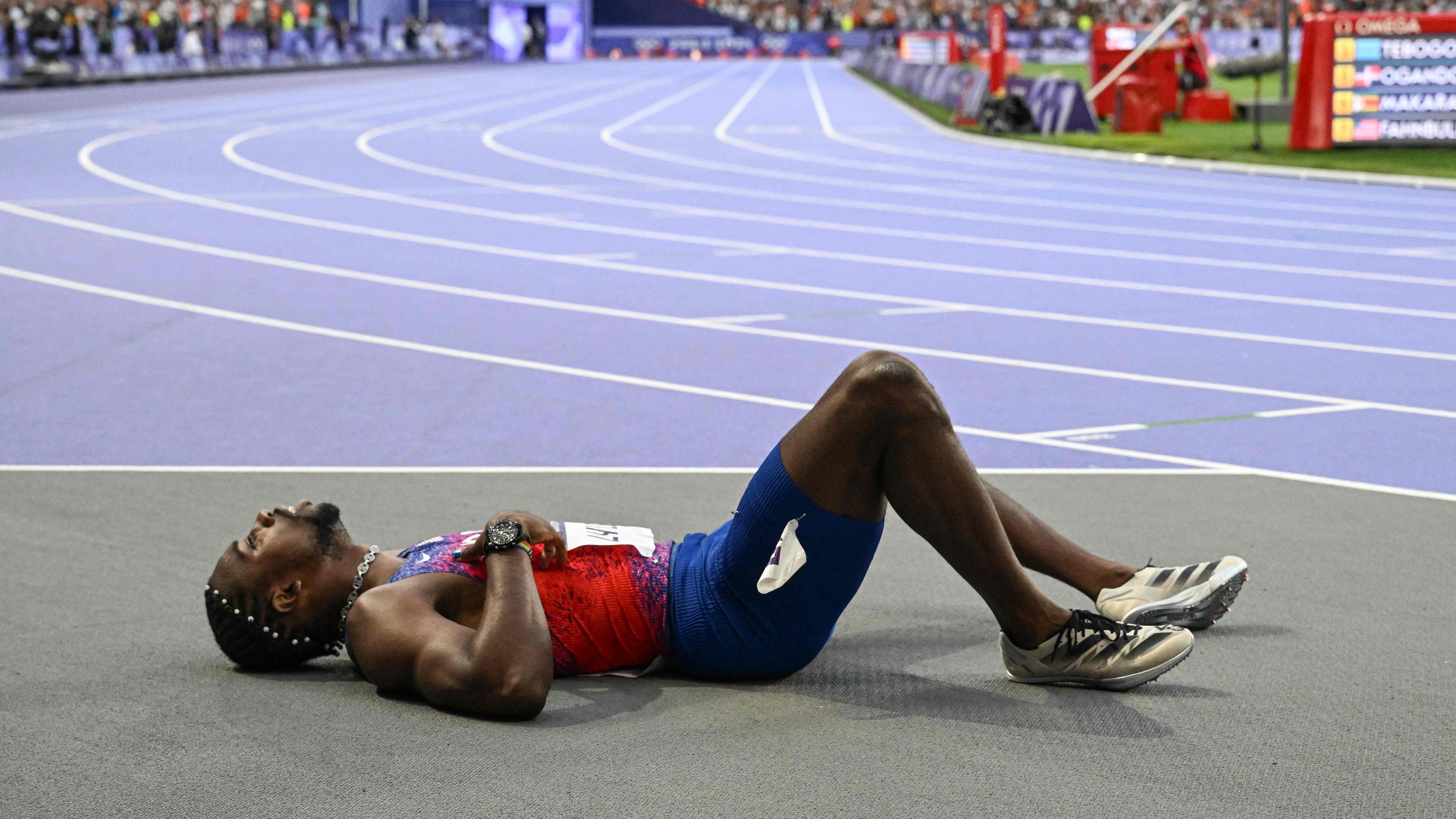 Der US-Amerikaner Noah Lyles reagiert, nachdem er am 8. August 2024 im Stade de France in Saint-Denis nördlich von Paris im 200-m-Finale der Männer der Leichtathletik bei den Olympischen Spielen 2024 in Paris angetreten ist.