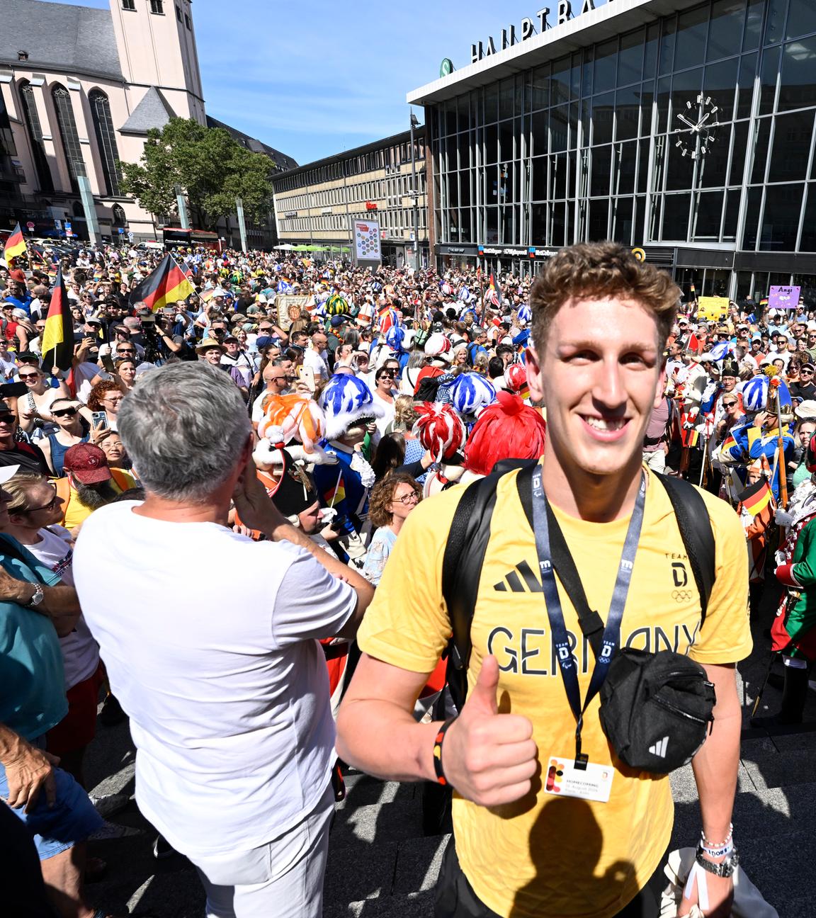 Goldmedaillen-Gewinner Lukas Märtens (Schwimmen) während der Ankunft des Olympia «Team Deutschland» am Kölner Hauptbahnhof