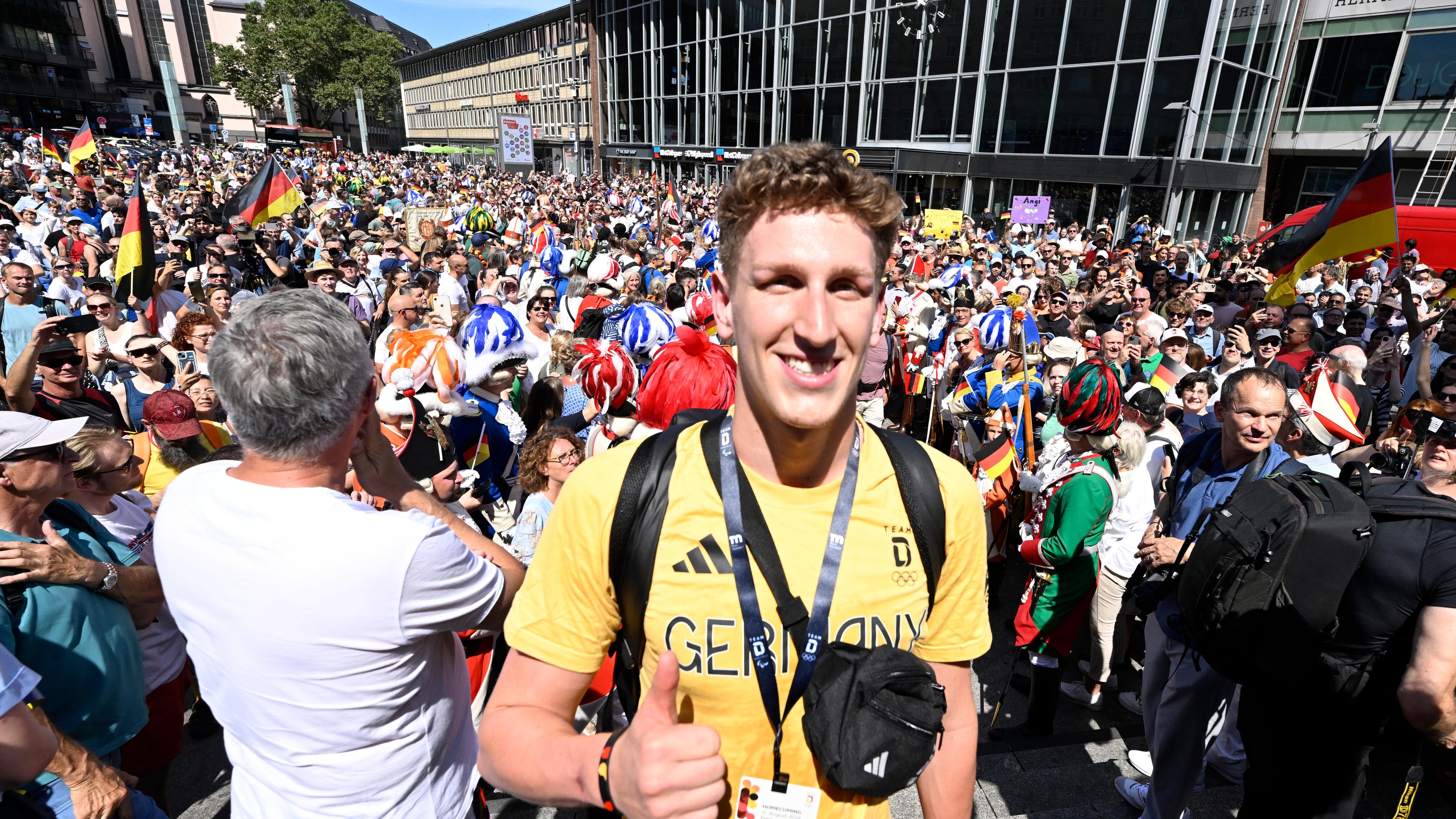 Goldmedaillen-Gewinner Lukas Märtens (Schwimmen) während der Ankunft des Olympia «Team Deutschland» am Kölner Hauptbahnhof