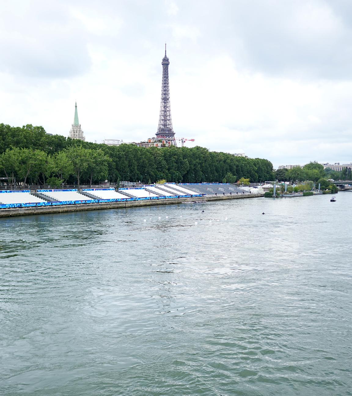 Olympia Paris 2024, Blick auf die Tribünen an der Seine. Hier sollen die Freiwasserwettbewerbe stattfinden. Im Hintergrund ist der Eiffelturm zu sehen.