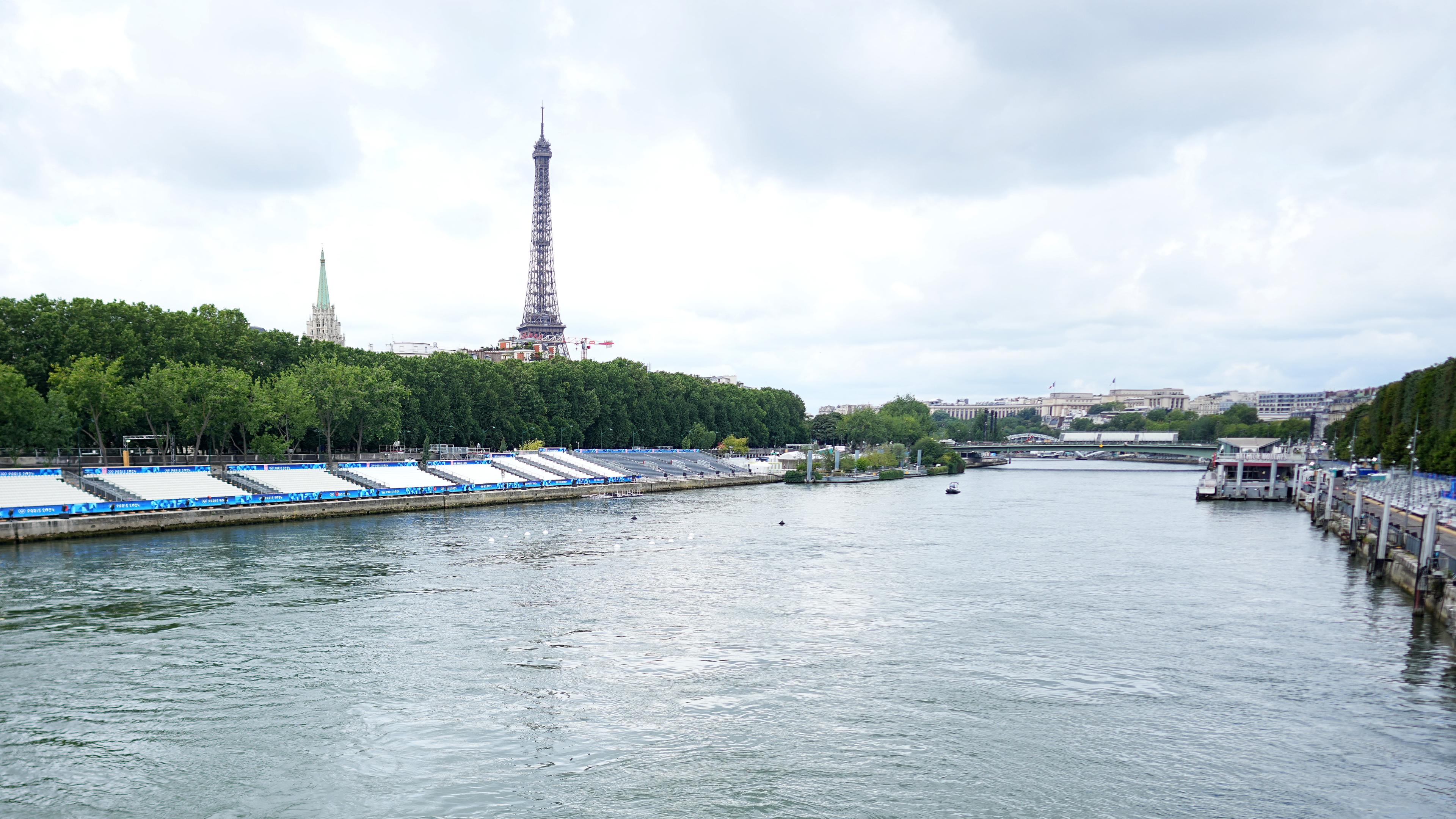 Olympia Paris 2024, Blick auf die Tribünen an der Seine. Hier sollen die Freiwasserwettbewerbe stattfinden. Im Hintergrund ist der Eiffelturm zu sehen.