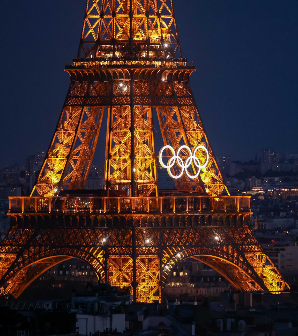 Die Olympischen Ringen leuchten am Eiffelturm in Paris, Frankreich