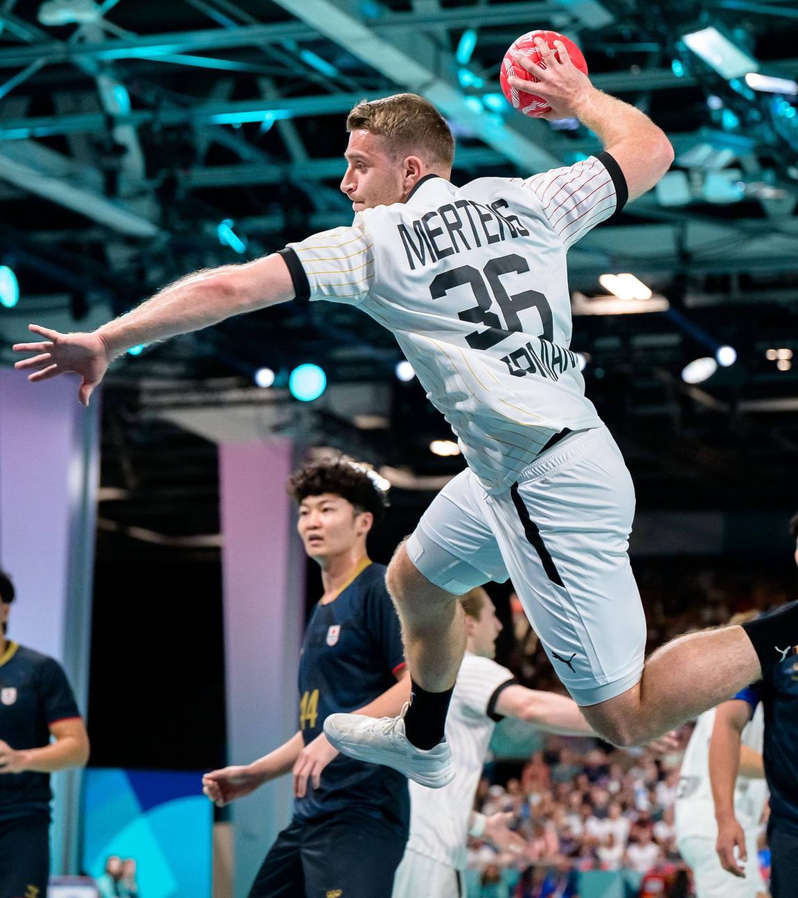 Deutschlands Lukas Mertens wirft im Vorrundenspiel gegen Japan auf das Tor