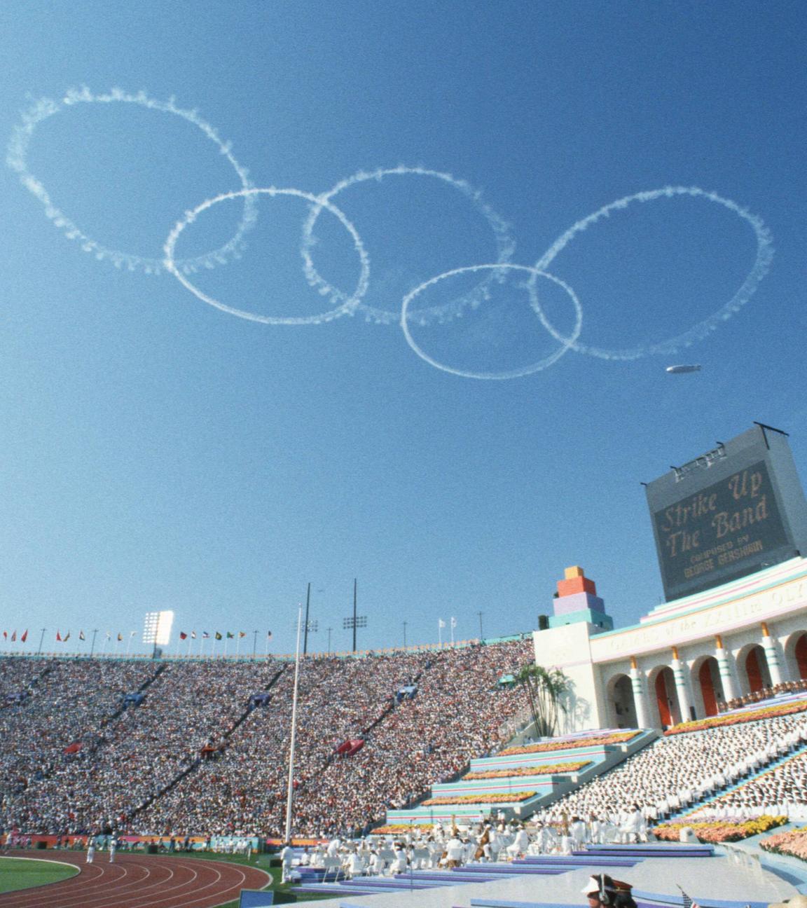 Während der Eröffnungsfeier der Olympischen Spiele 1984 in Los Angeles stehen die Olympischen Ringe am Himmel über dem ausverkauften Olympiastadion.