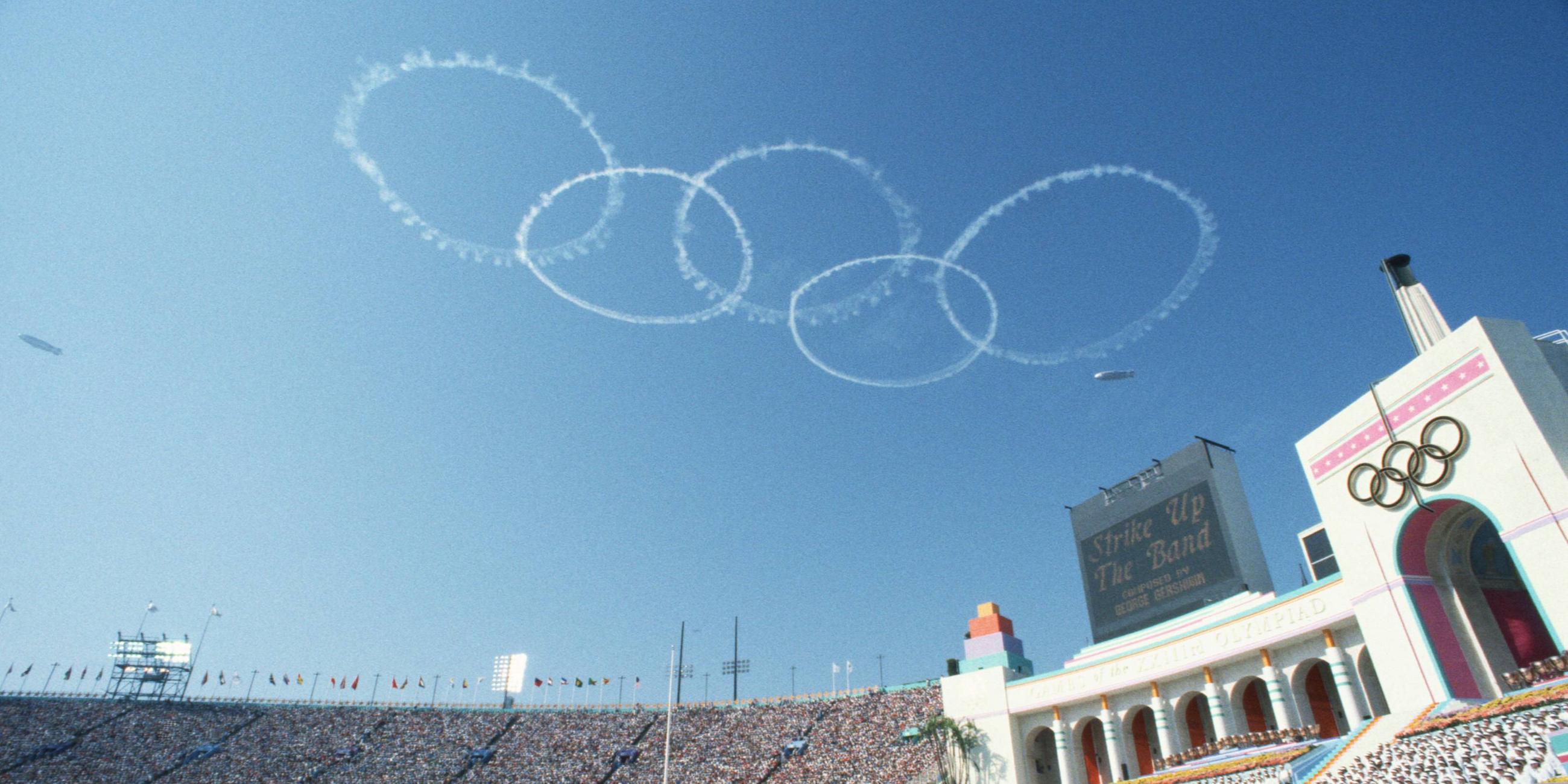 Während der Eröffnungsfeier der Olympischen Spiele 1984 in Los Angeles stehen die Olympischen Ringe am Himmel über dem ausverkauften Olympiastadion.