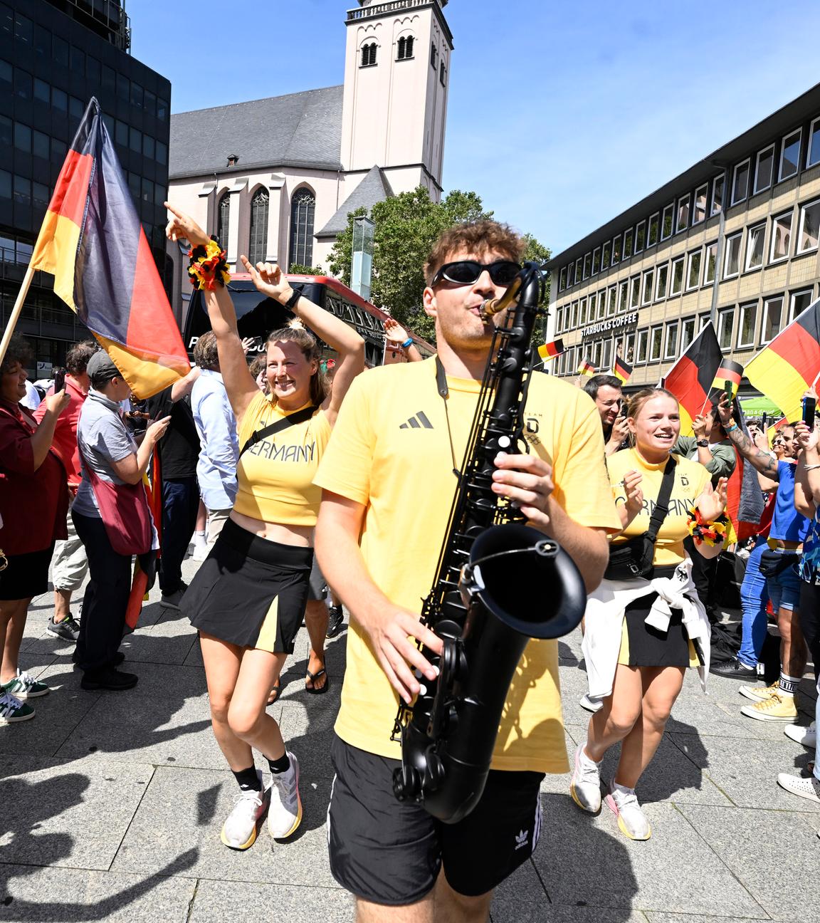 Nordrhein-Westfalen, Köln: André Schnura (M), Saxofonist, spielt bei der Ankunft der Athleten und Athletinnen des Olympia "Team Deutschland" am Kölner Hauptbahnhof nach ihrer Rückkehr von den Olympischen Spielen in Paris.