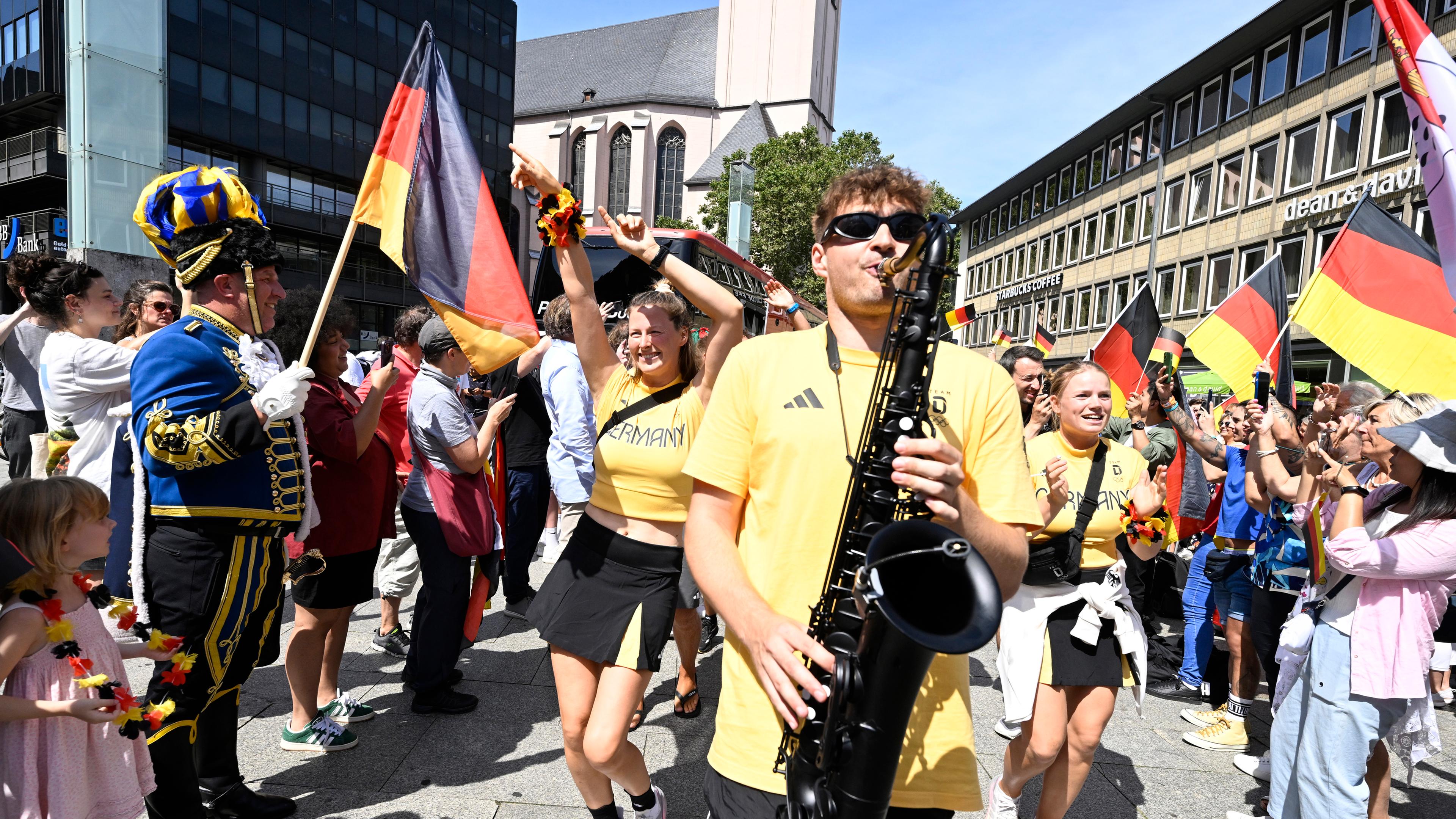 Nordrhein-Westfalen, Köln: André Schnura (M), Saxofonist, spielt bei der Ankunft der Athleten und Athletinnen des Olympia "Team Deutschland" am Kölner Hauptbahnhof nach ihrer Rückkehr von den Olympischen Spielen in Paris.