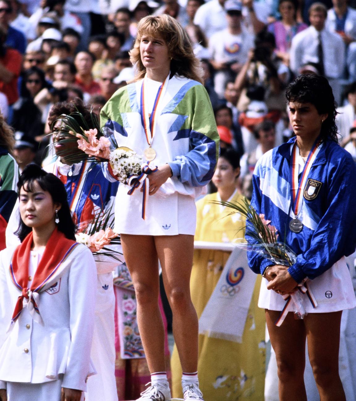 Stefanie Steffi bei der Siegeehrung der Frauen am 01. Oktober 1988 in Seoul.