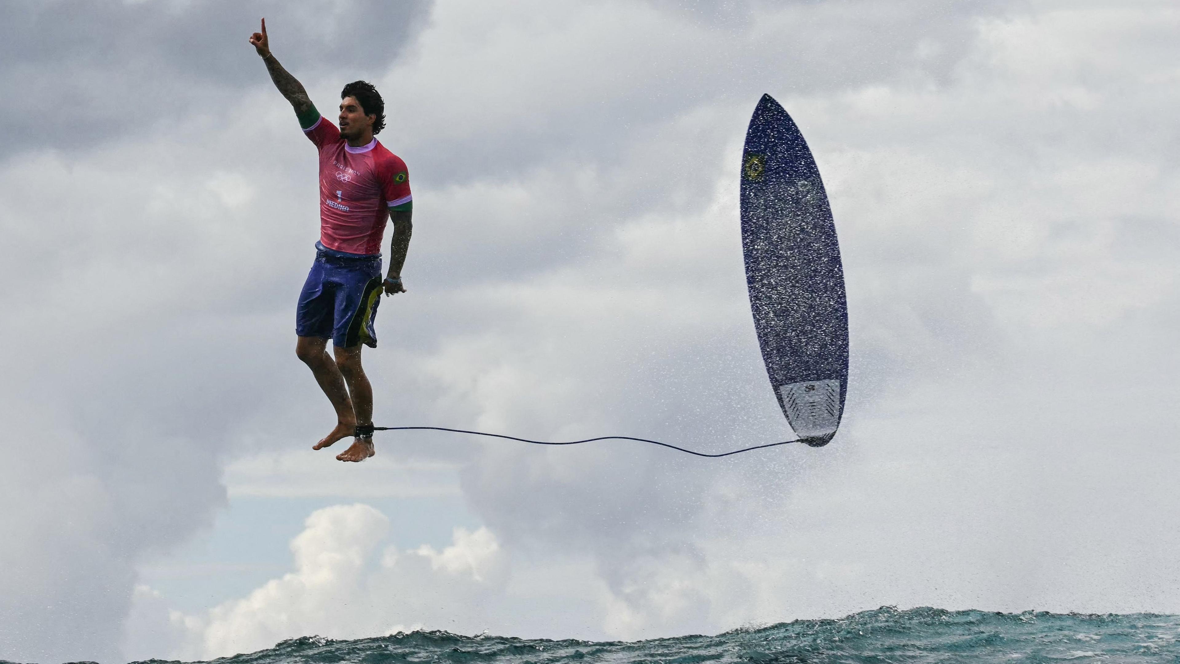 Brasilianer Gabriel Medina reagiert nach einer großen Welle im fünften Durchgang der dritten Runde im Surfen der Männer während der Olympischen Spiele Paris 2024