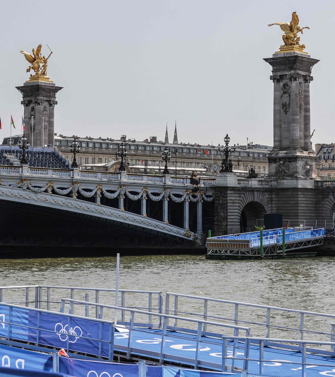 Dieses Foto zeigt die Infrastruktur am Austragungsort des Schwimmteils des Triathlons der Olympischen Spiele 2024 in Paris neben der Brücke Alexandre III am 30. Juli 2024.