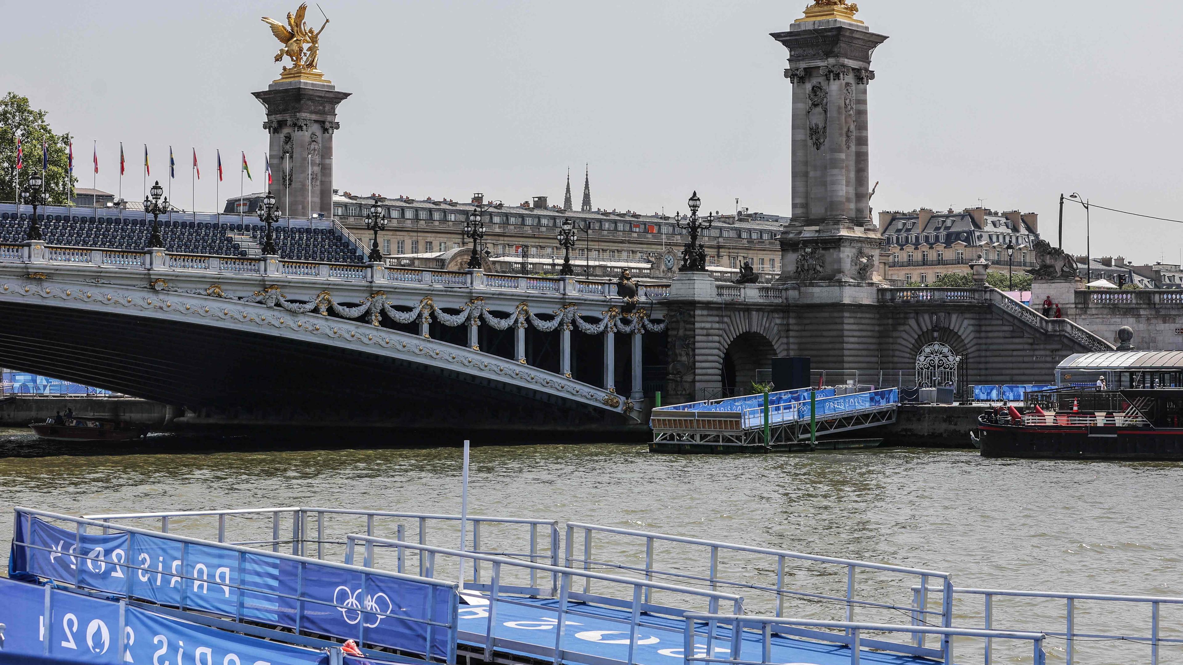 Dieses Foto zeigt die Infrastruktur am Austragungsort des Schwimmteils des Triathlons der Olympischen Spiele 2024 in Paris neben der Brücke Alexandre III am 30. Juli 2024.