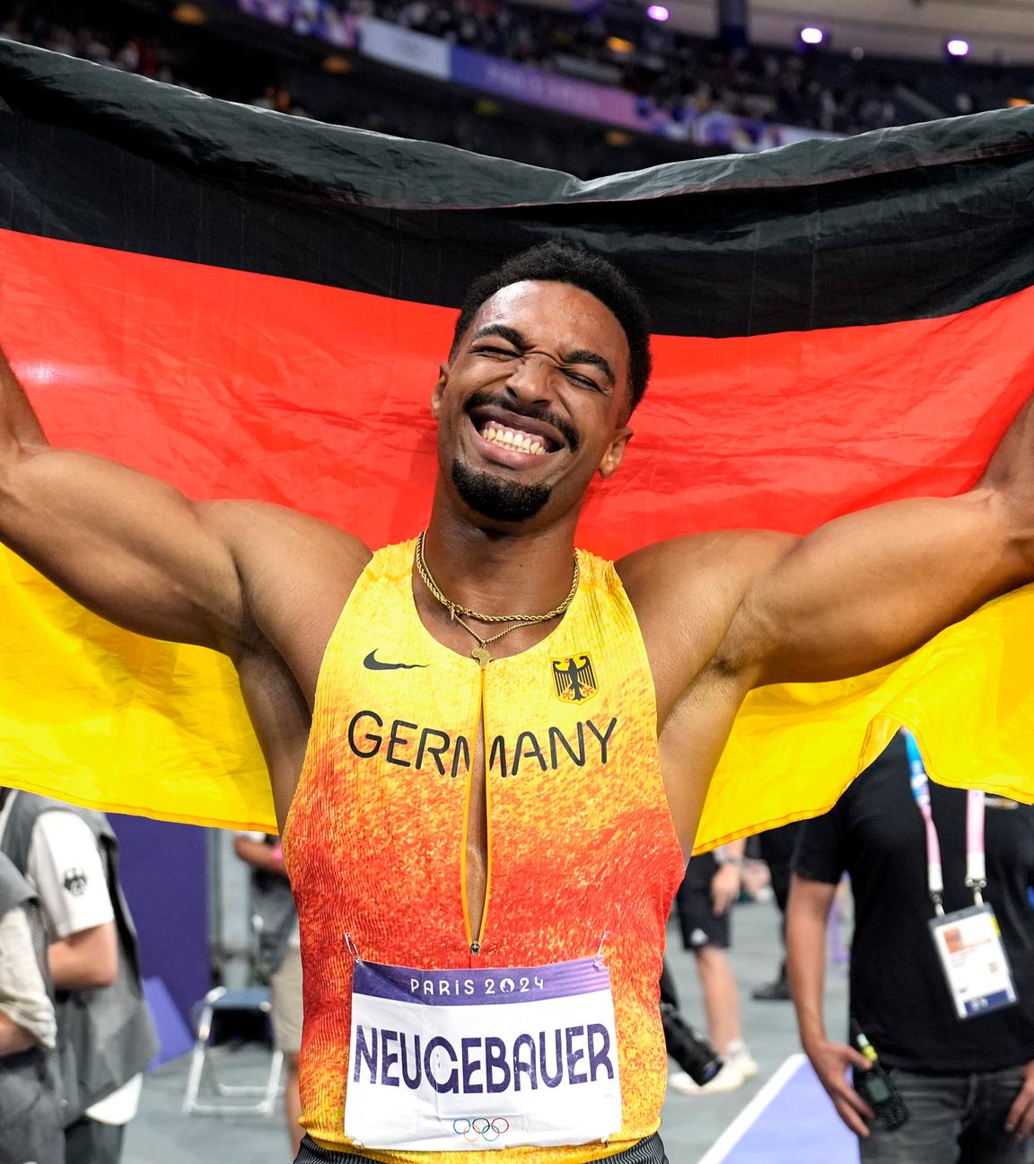 Leo Neugebauer aus Deutschland feiert nach seinem zweiten Platz im Zehnkampf bei den Olympischen Sommerspielen 2024