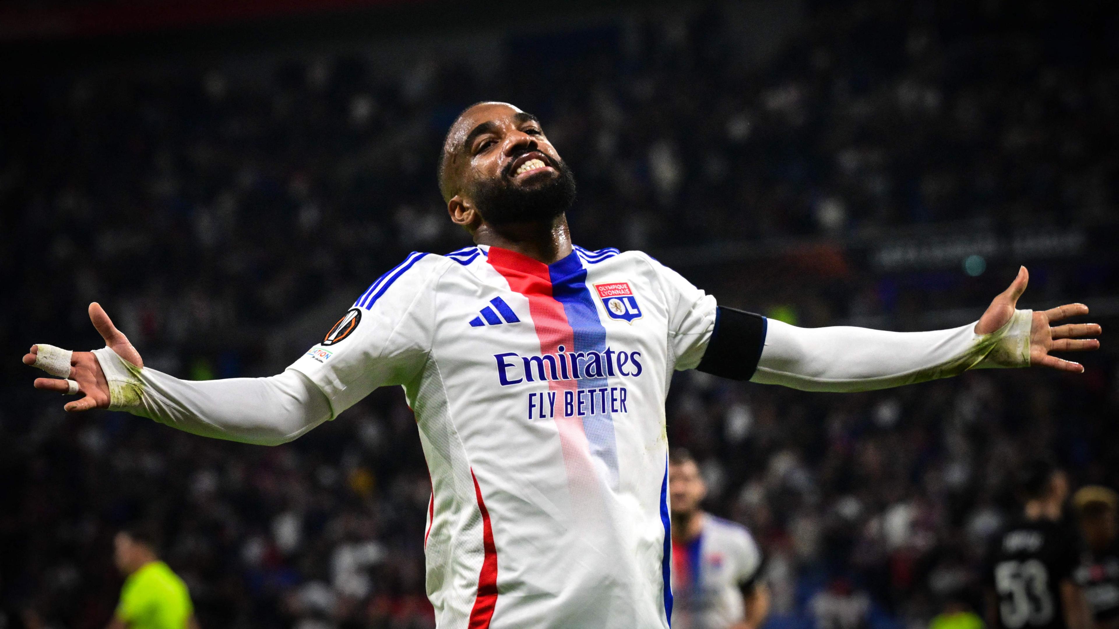 Alexandre Lacazette (Olympique Lyon) breitet im Spiel gegen Besiktas die Arme aus