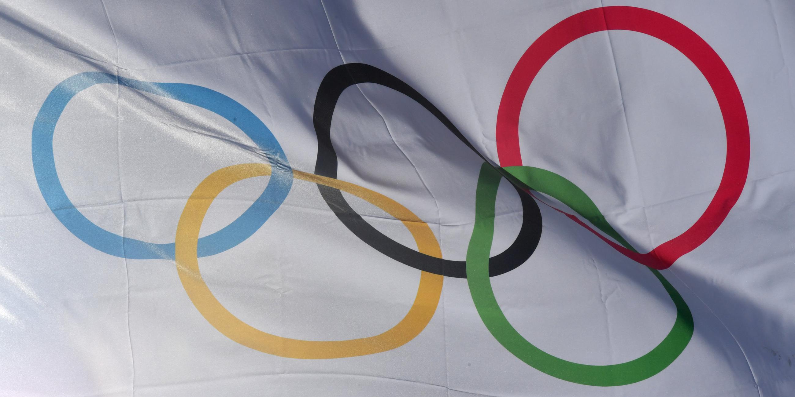 Wehende Olympische Flagge