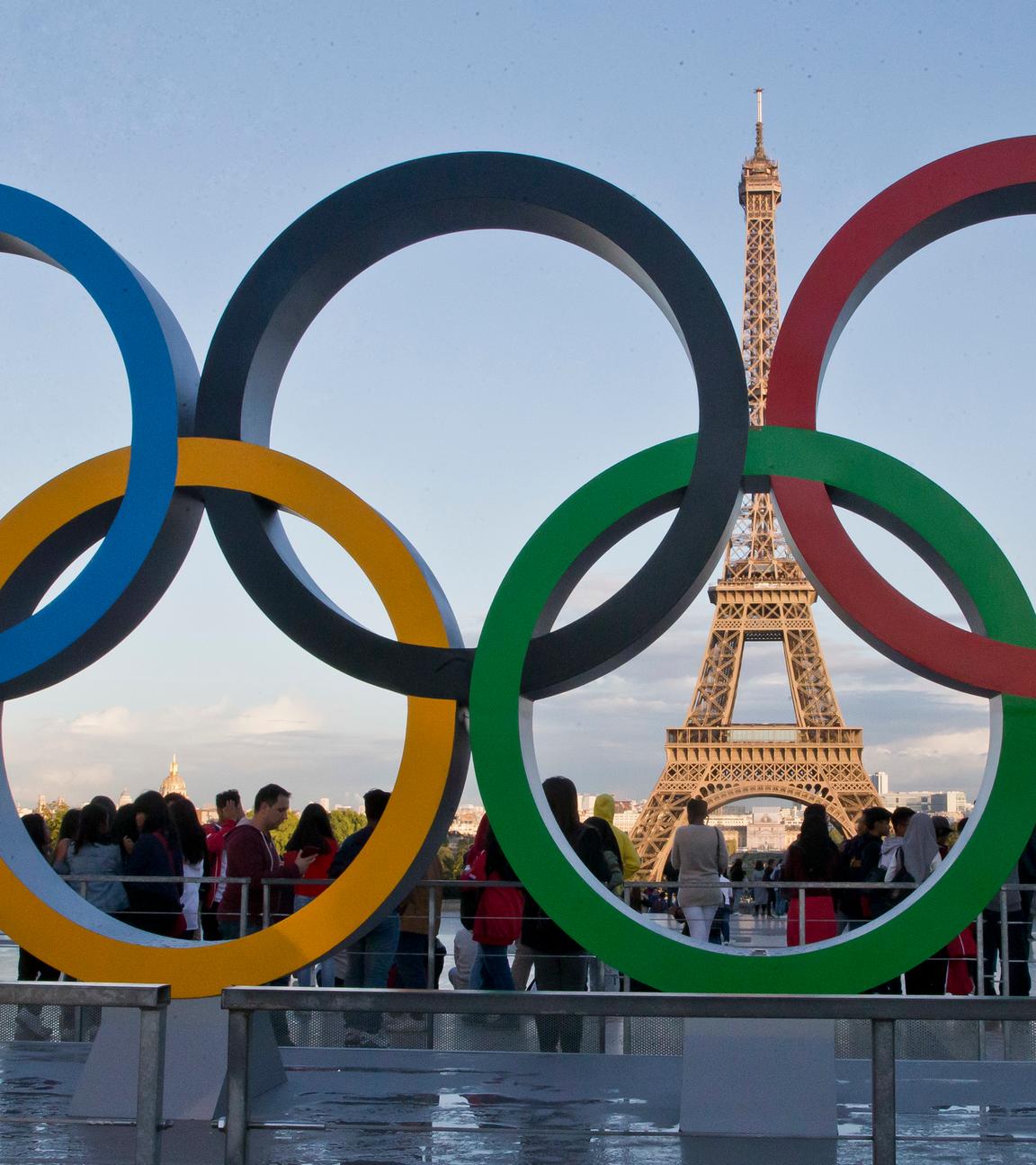 Olypische Ringe vor dem Eiffelturm