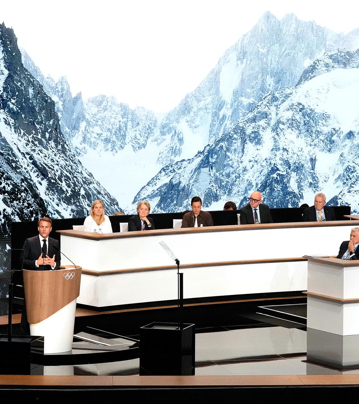 Der französische Präsident Emmanuel Macron (links) hält seine Rede während der Präsentation der französischen Bewerbung um die Ausrichtung der Olympischen Winterspiele 2030 während der 142. IOC-Sitzung bei den Olympischen Sommerspielen 2024