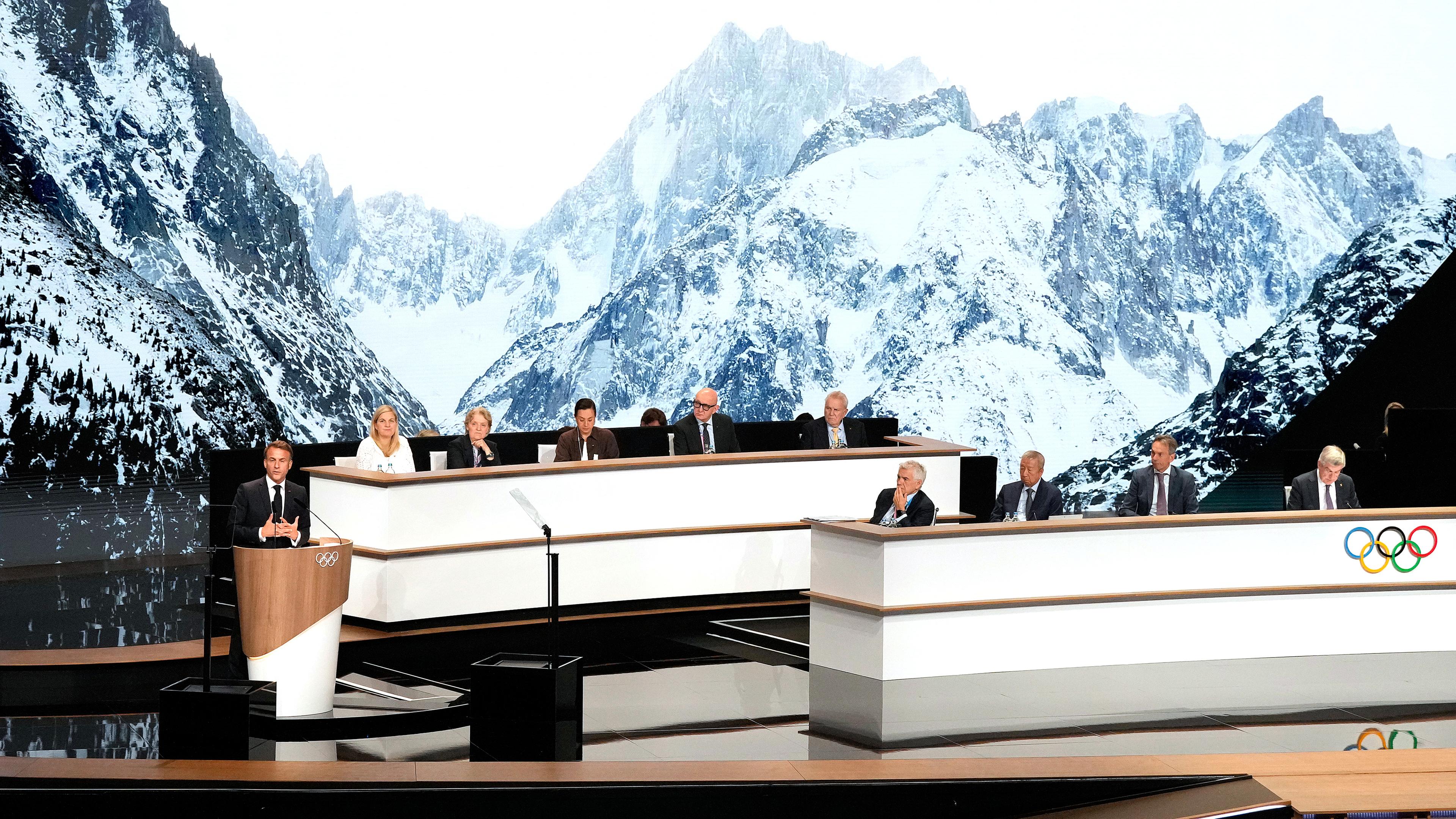Der französische Präsident Emmanuel Macron (links) hält seine Rede während der Präsentation der französischen Bewerbung um die Ausrichtung der Olympischen Winterspiele 2030 während der 142. IOC-Sitzung bei den Olympischen Sommerspielen 2024
