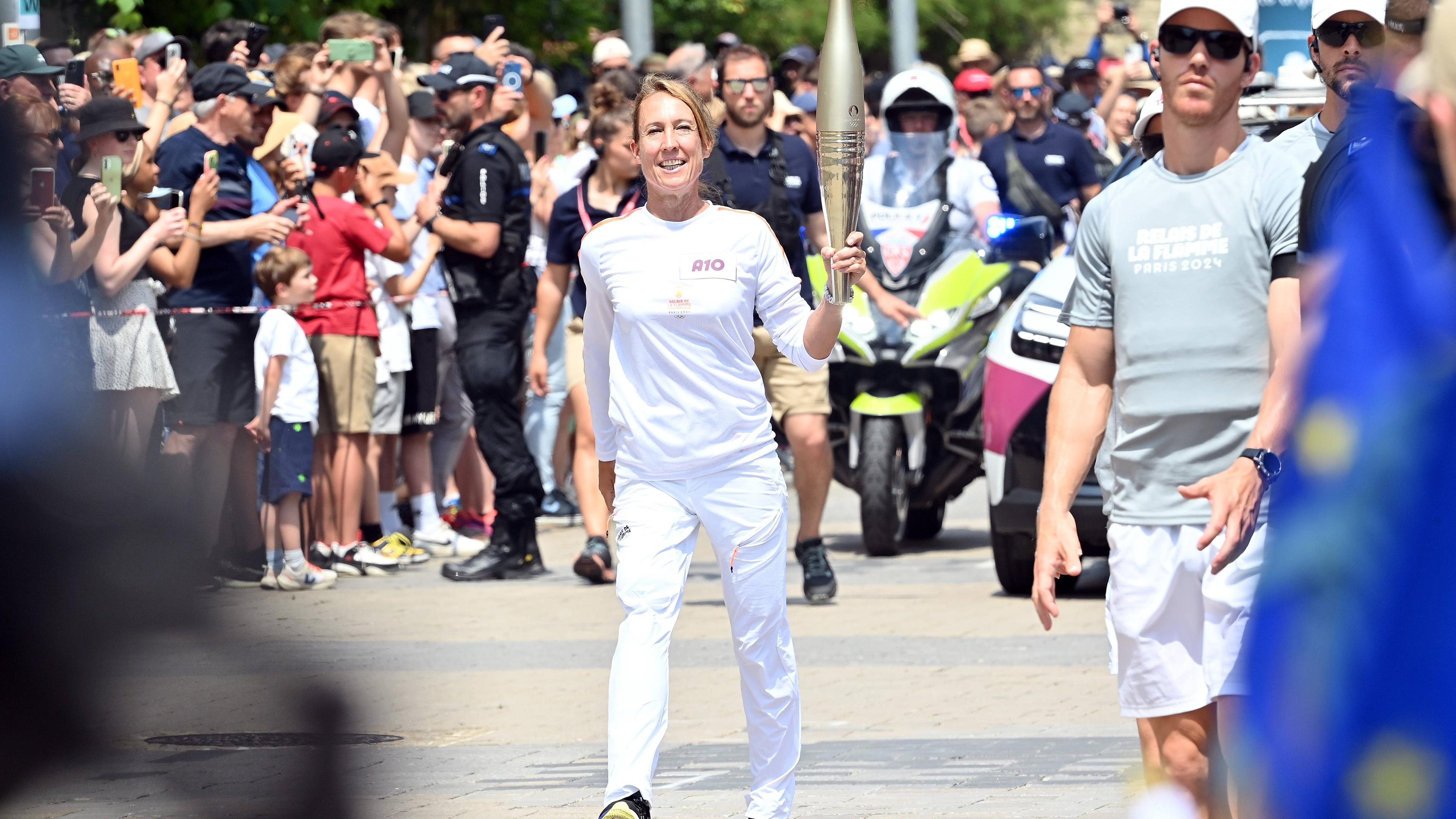 Die ehemalige luxemburgische Tennisspielerin Anne Kremer mit der Olympischen Flamme