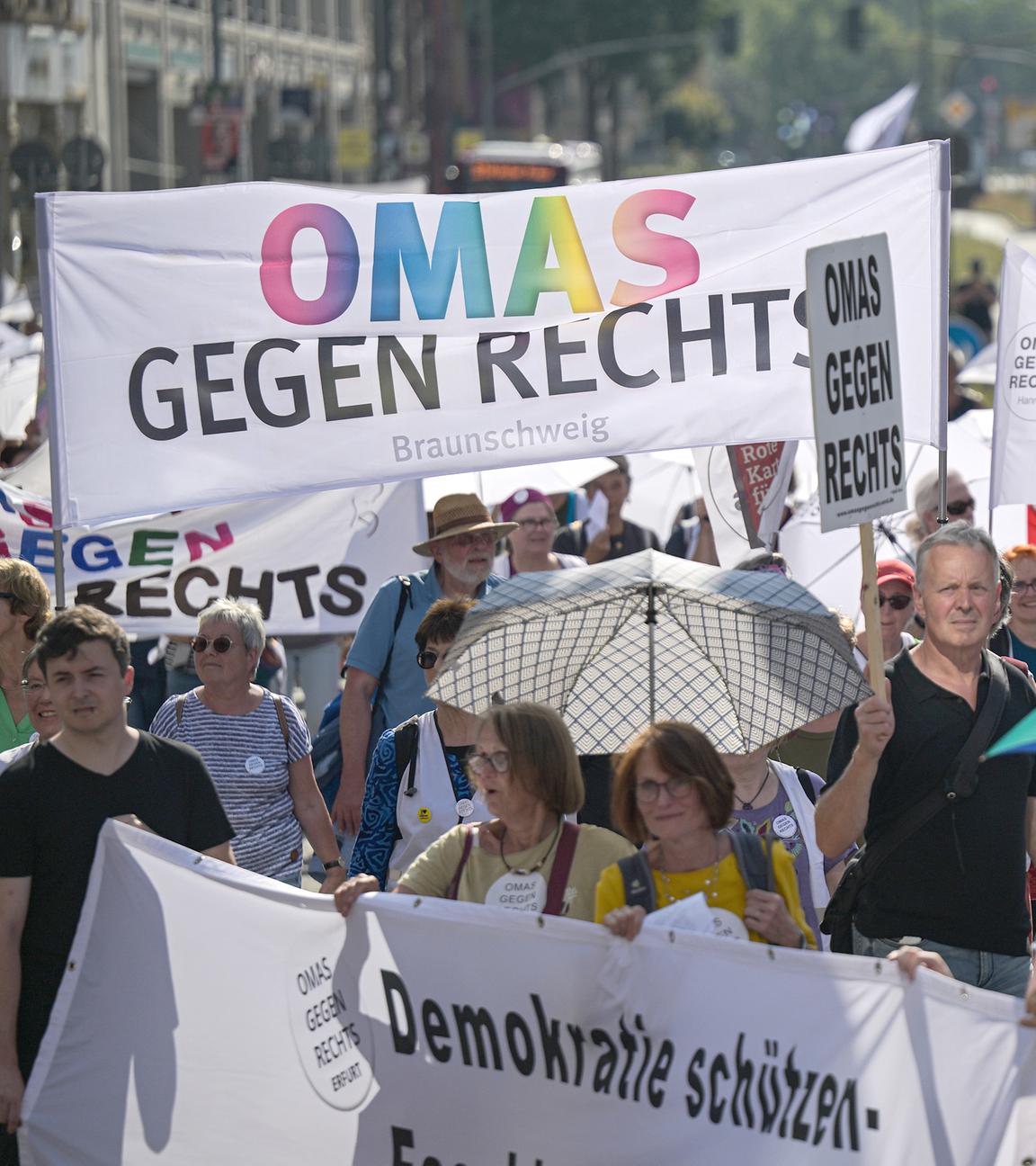 Omas gegen Rechts bei einer Demo in Erfurt