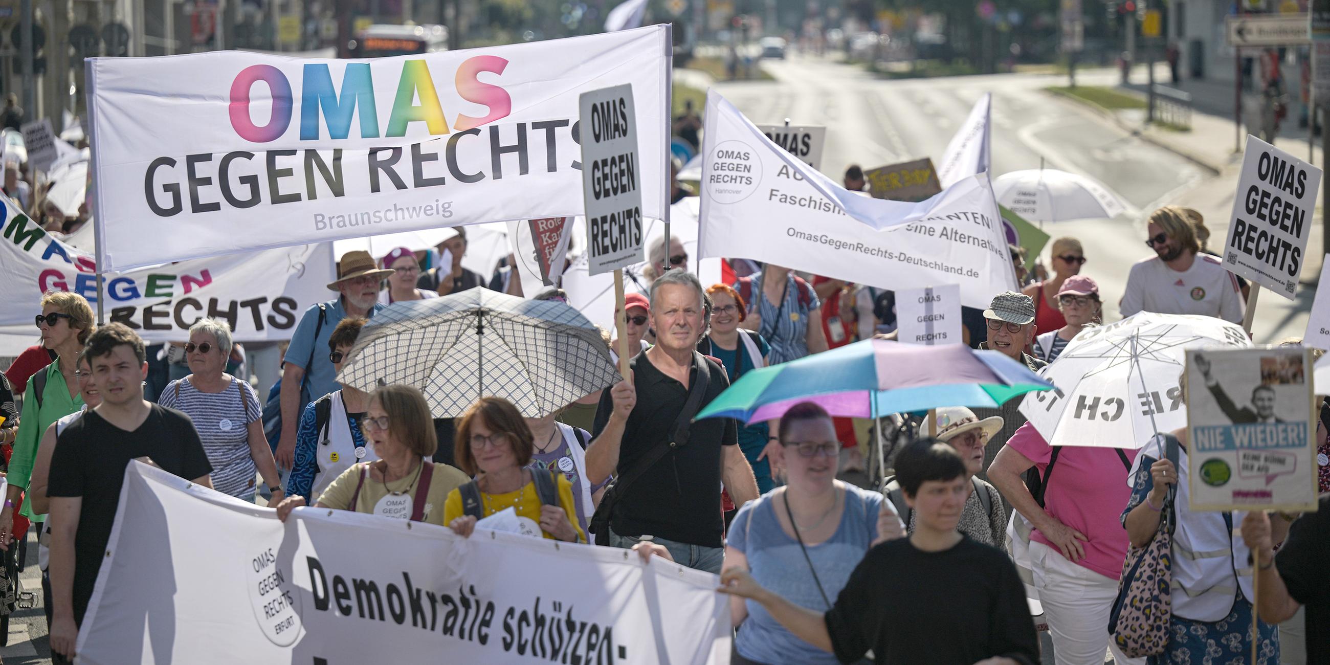 Omas gegen Rechts bei einer Demo in Erfurt