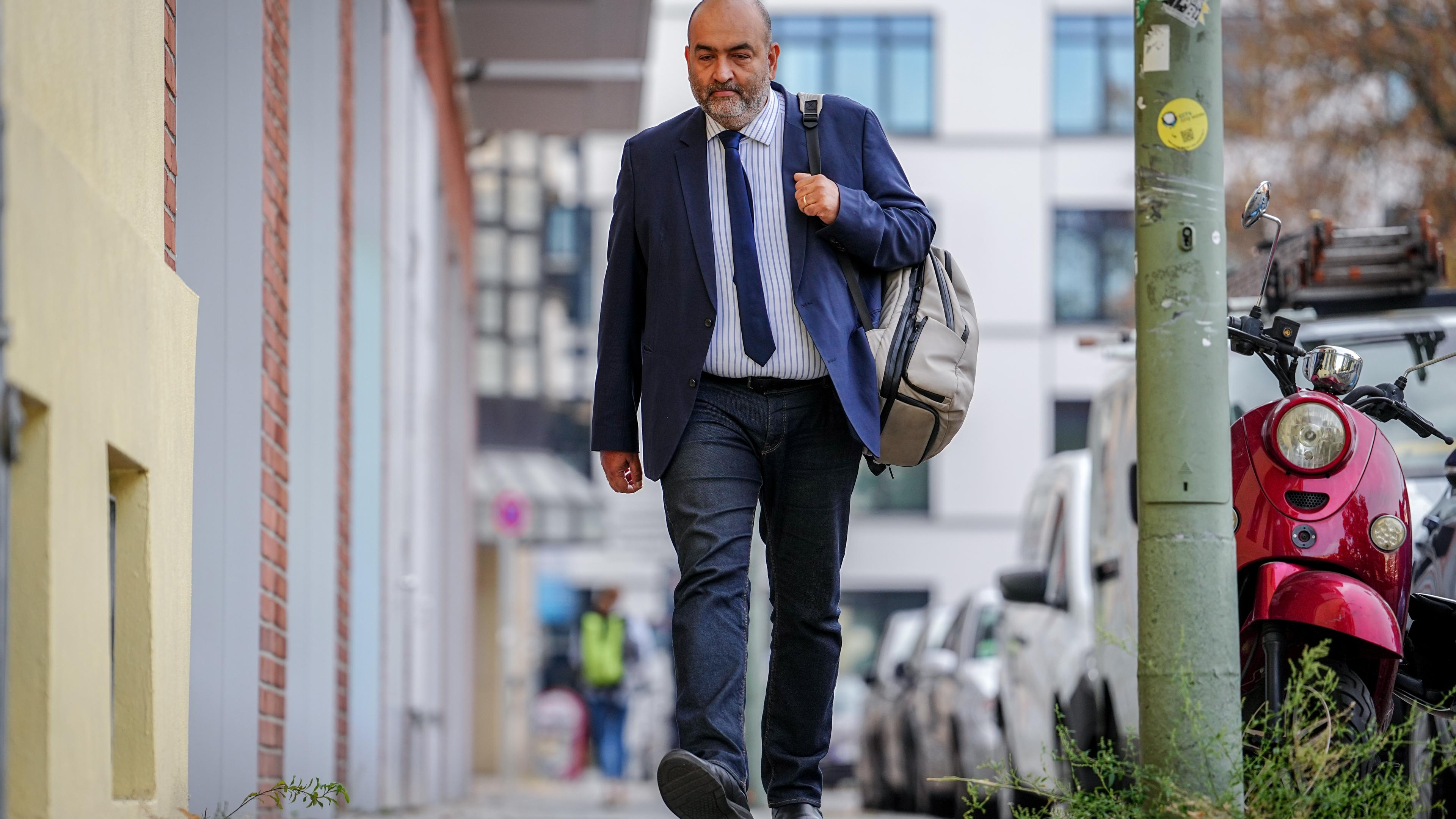 Omid Nouripour, Bundesvorsitzender von Bündnis 90/Die Grünen, kommt zum Pressestatement zu Beginn der Gremiensitzungen seiner Partei nach der Landtagswahl in Brandenburg.