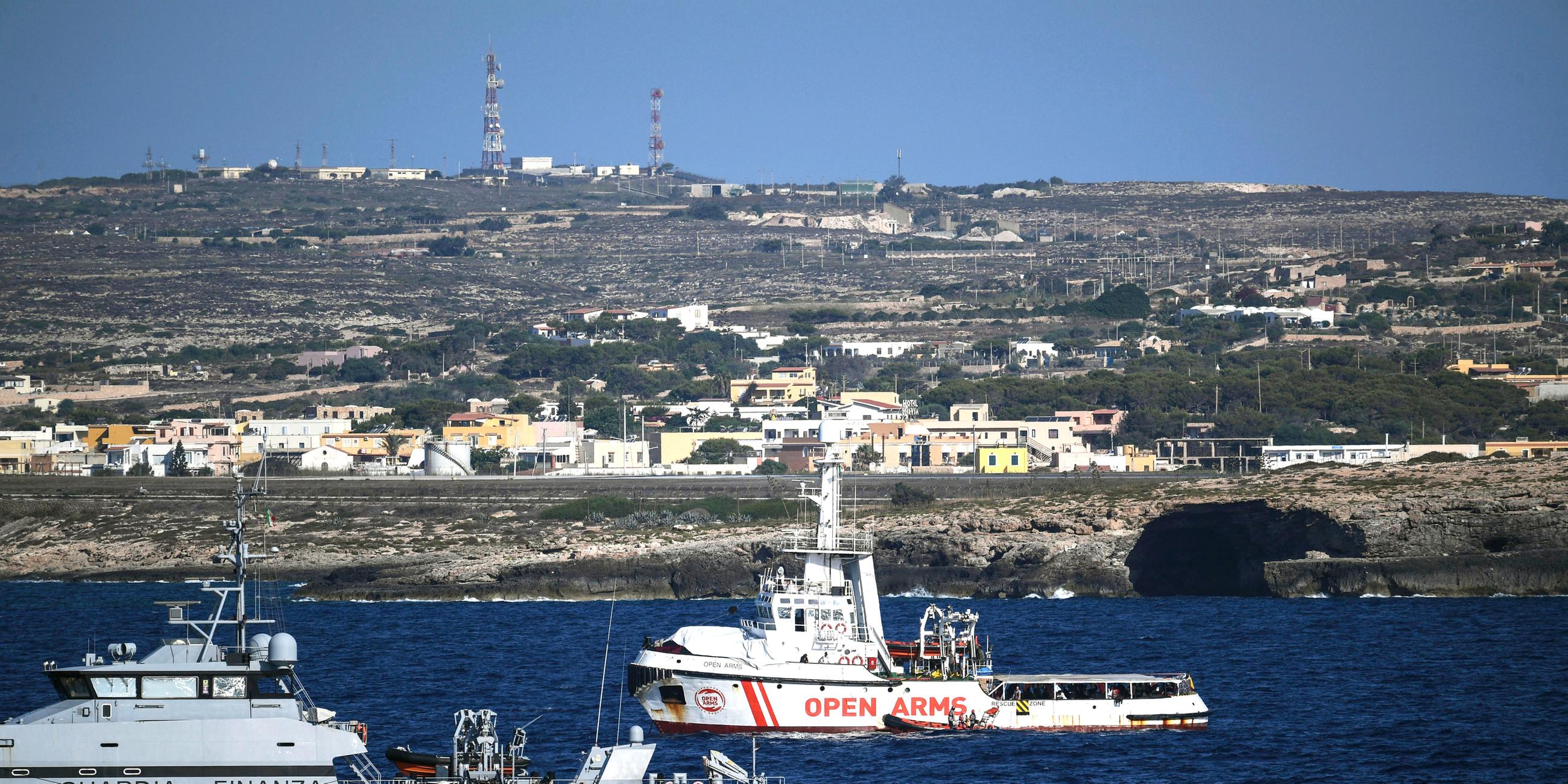 Rettungsschiff "Open Arms" und Boot der italienischen Küstenwache vor Lampedusa