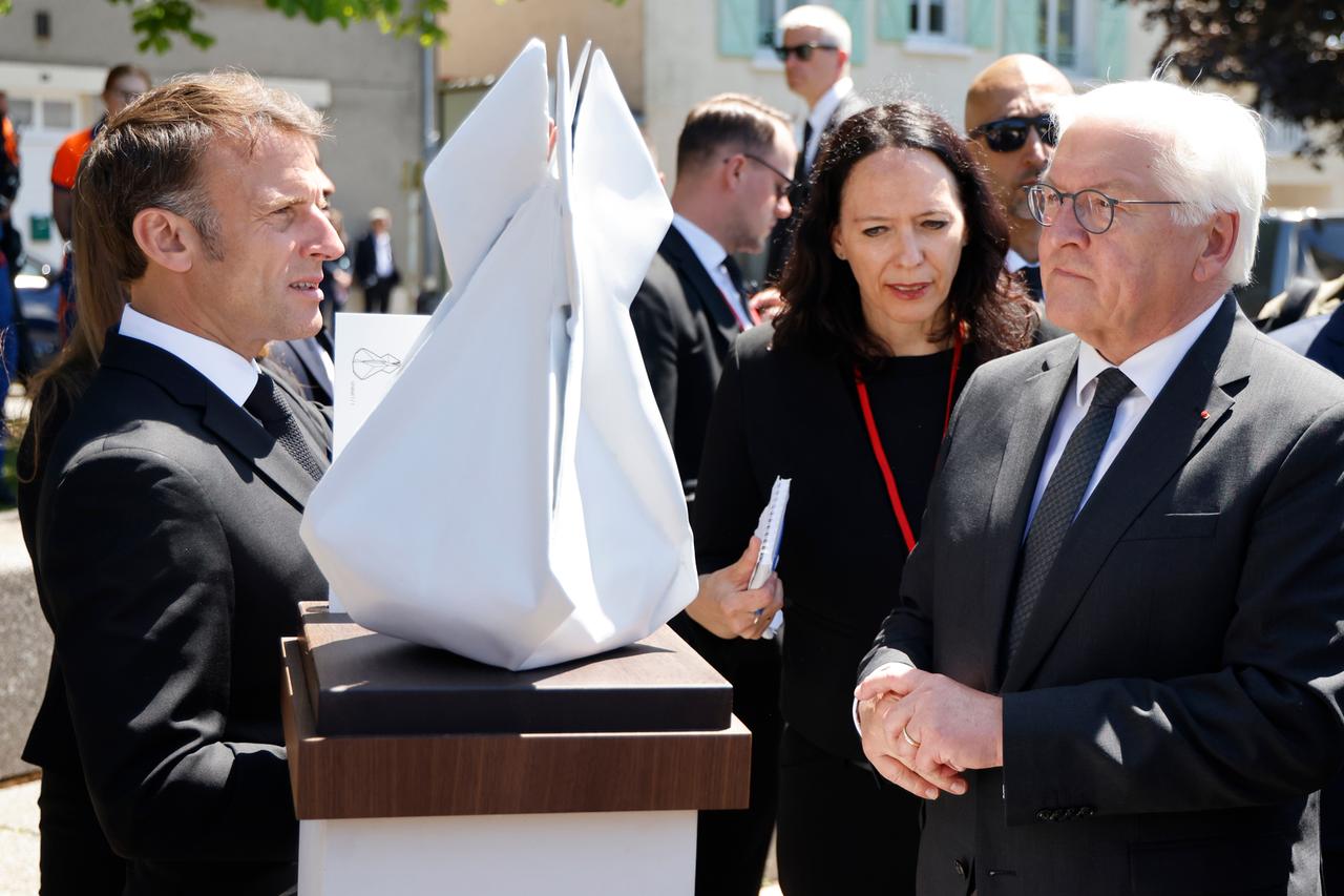 Frank-Walter Steinmeier überreicht Emmanuel Macron ein Geschenk anlässlich des 80. Jahrestages des Massakers an 643 Menschen durch deutsche Nazi-Truppen in Oradour-sur-Glane, am 10.06-2024.