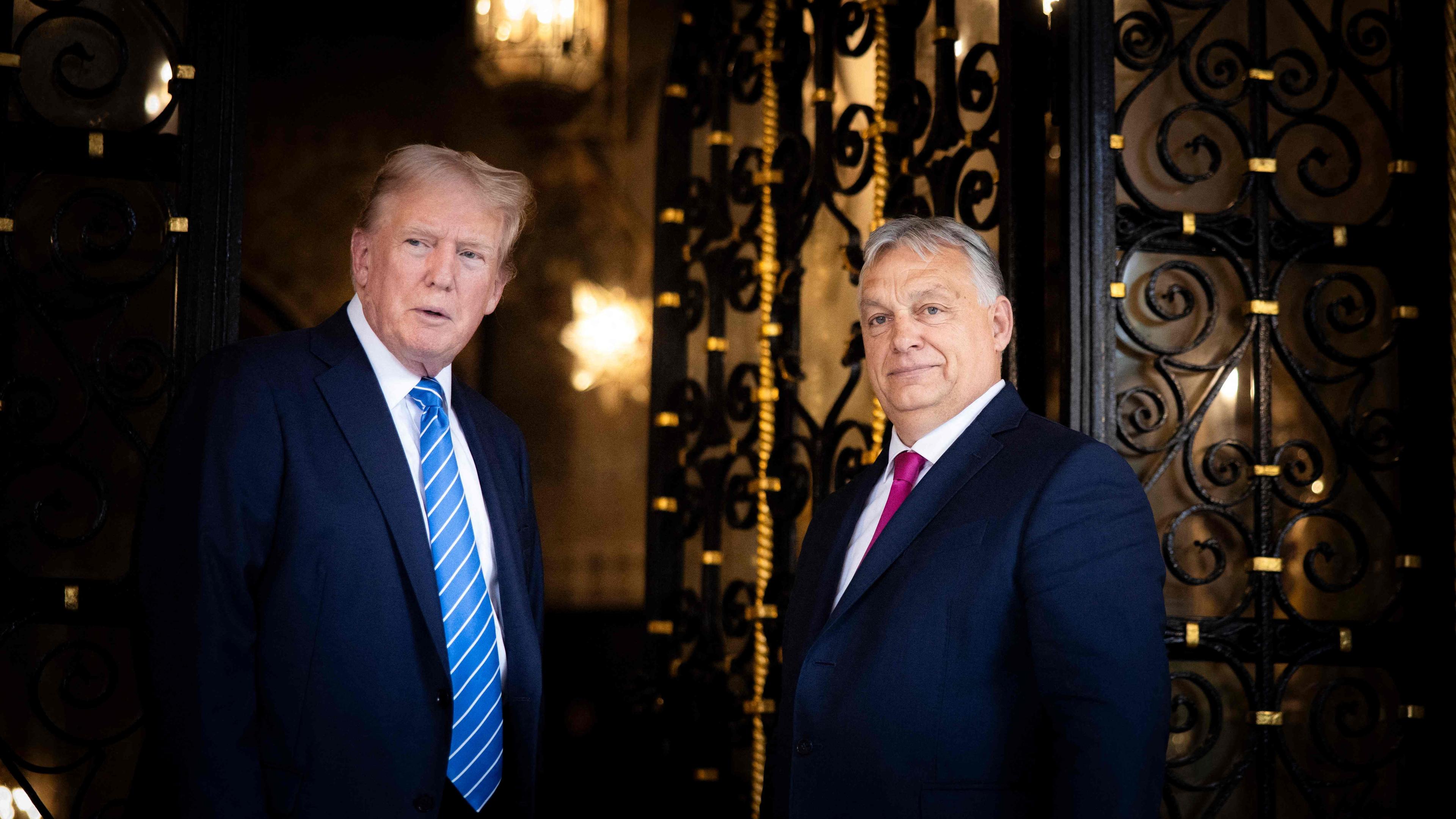 Donald Trump (links) und Viktor Orban (rechts) in Trumps Anwesen in Mar-a-Lago, Florida.