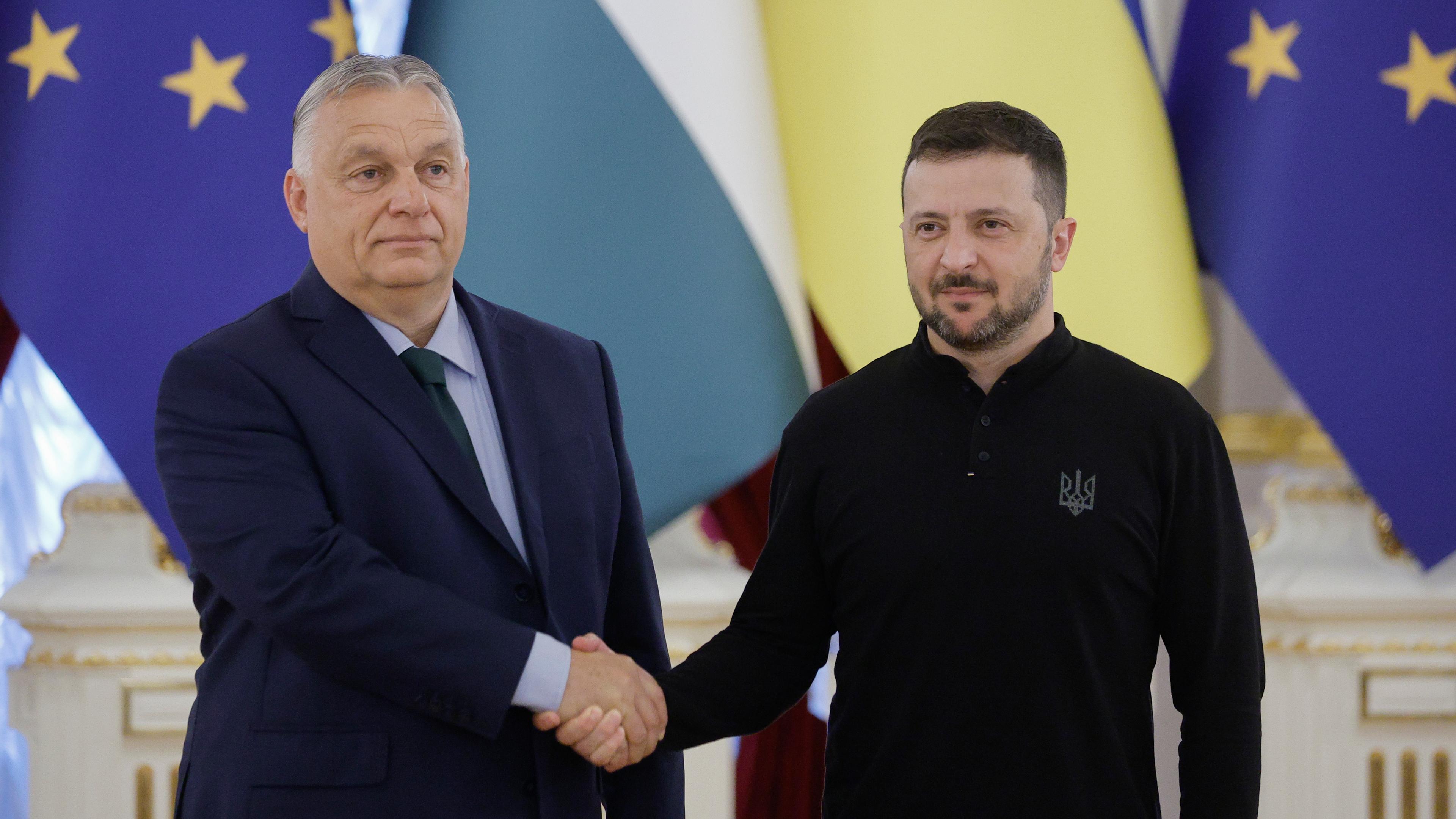 02.07.2024: Der ukrainische Präsident Selenskyj schüttelt dem ungarischen Premierminister Viktor Orban während ihres Treffens in Kiew die Hand.