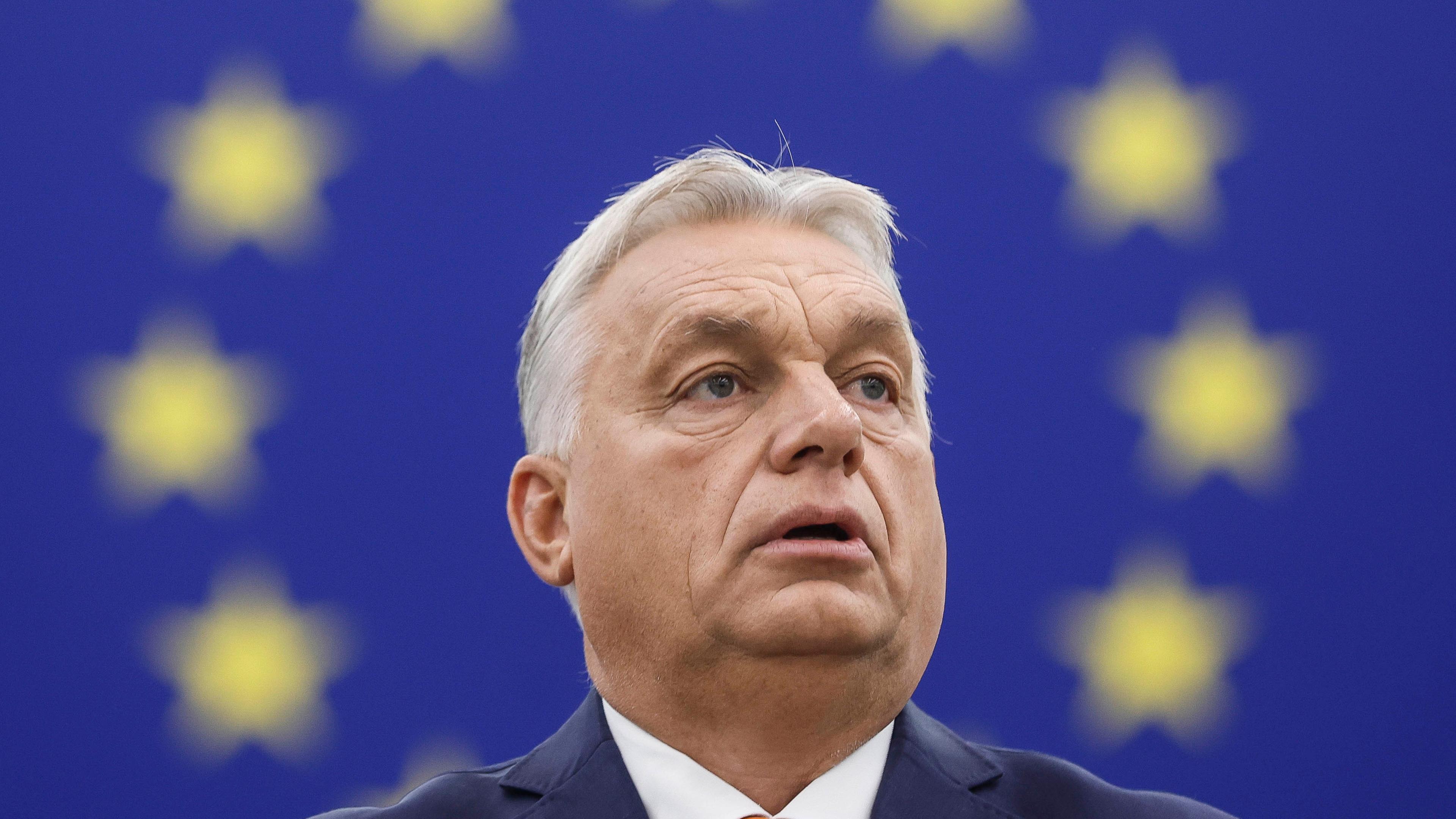 Orban vor EU-Flagge