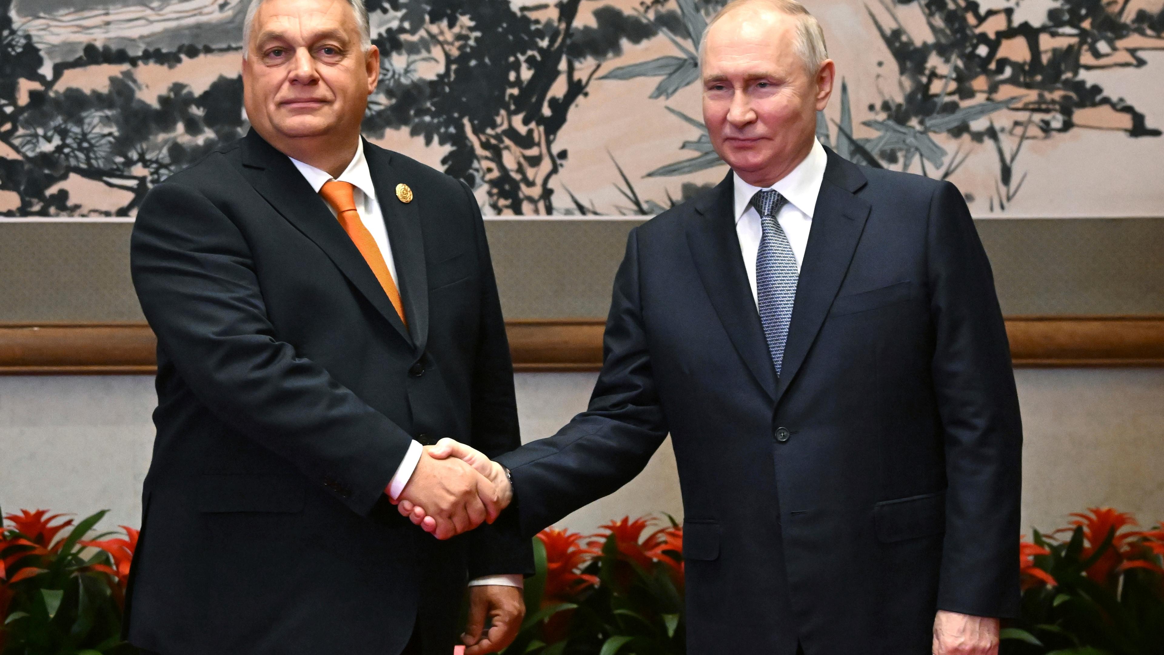 Wladimir Putin (r), Präsident von Russland, Viktor Orban, Ministerpräsident von Ungarn, vor ihren Gesprächen am Rande des Belt and Road Forums (BRF)