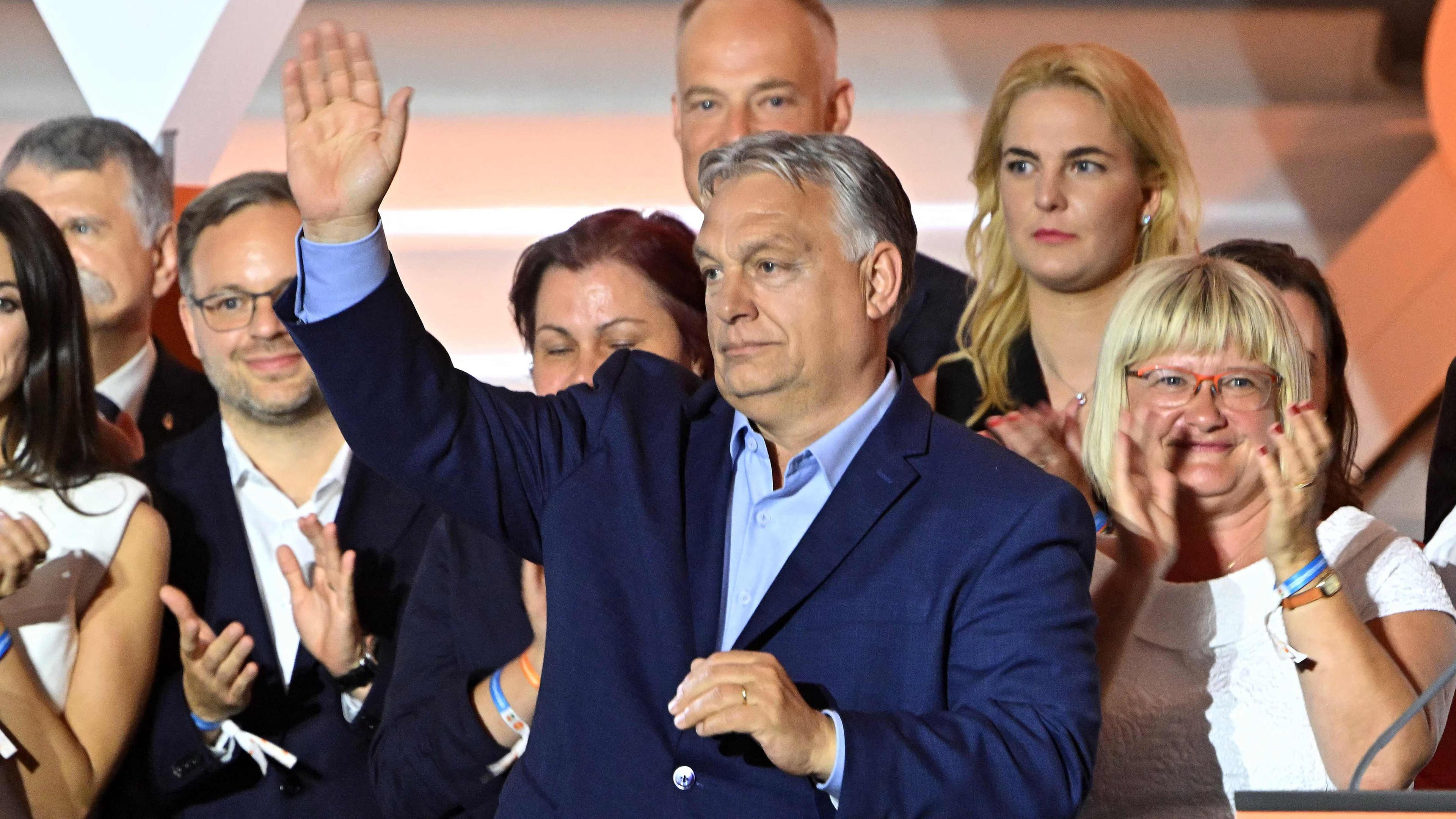 Viktor Orbán nach der Europawahl mit Mitgliedern der Fidesz-Partei.