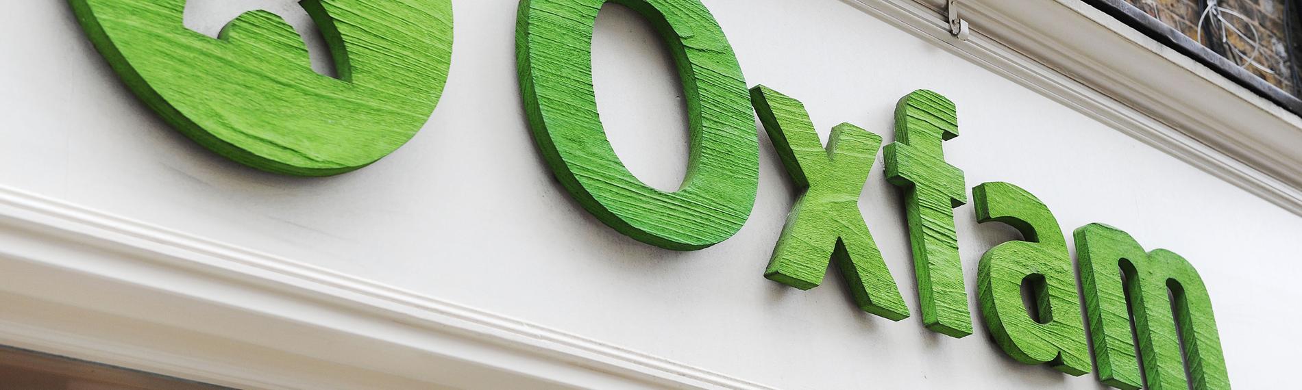 Logo der Organisation Oxfam an der Fassade eines Hauses.