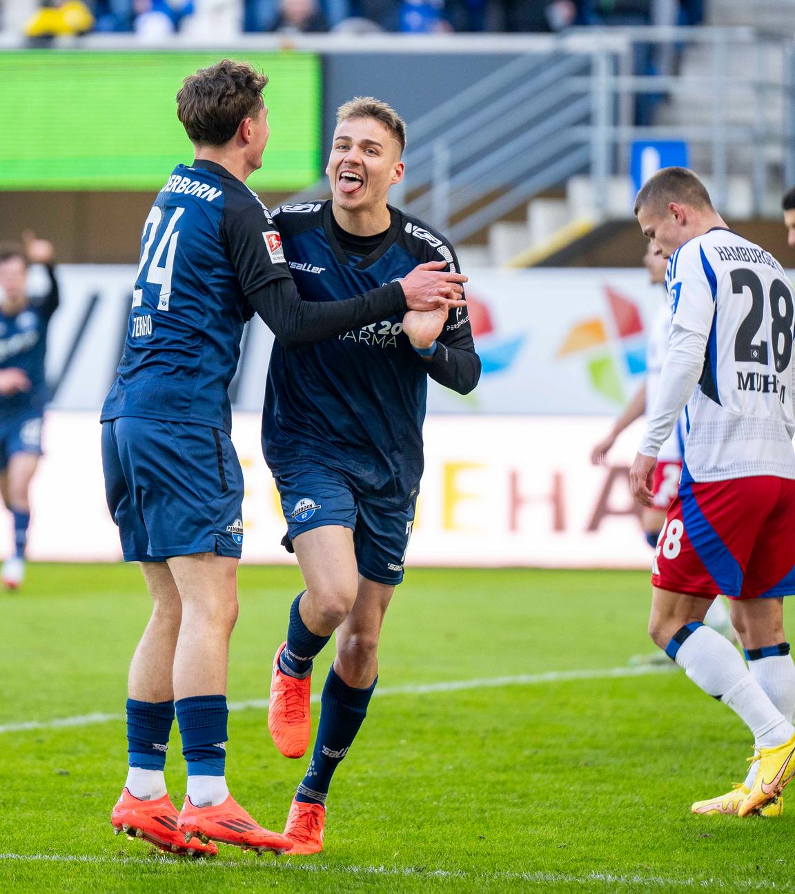 Paderborns Filip Bilbija (r) jubelt nach seinem Tor zum 1:0 mit Paderborns Casper Terho.