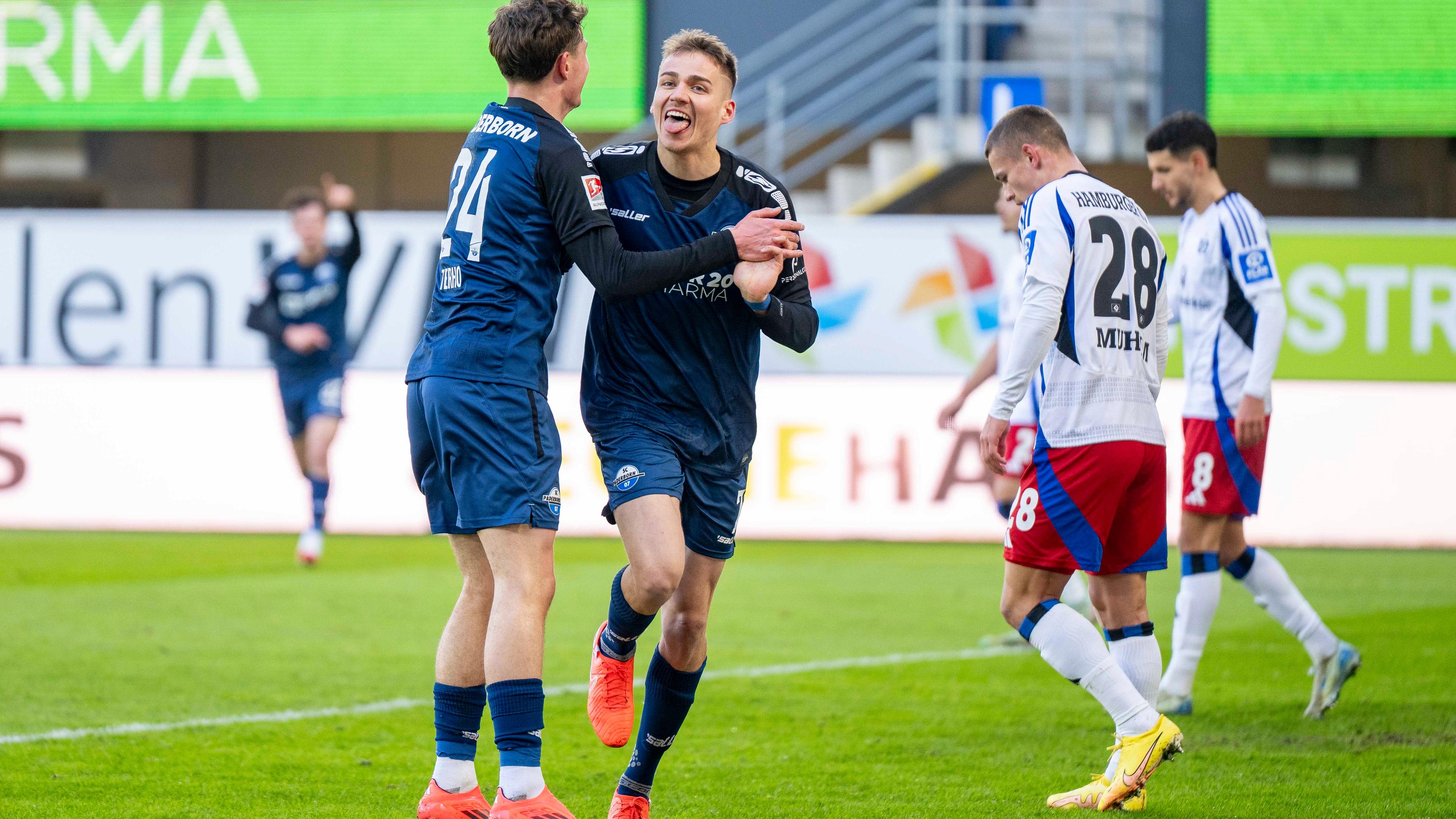 Paderborns Filip Bilbija (r) jubelt nach seinem Tor zum 1:0 mit Paderborns Casper Terho.